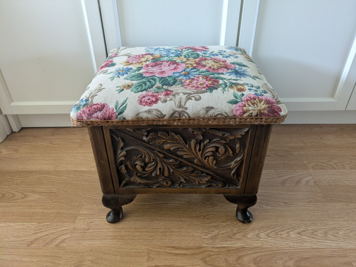 VTG ANTIQUE STYLE HEAVILY CARVED SEWING BOX STOOL SANDERSON UPHOLSTERED STORAGE