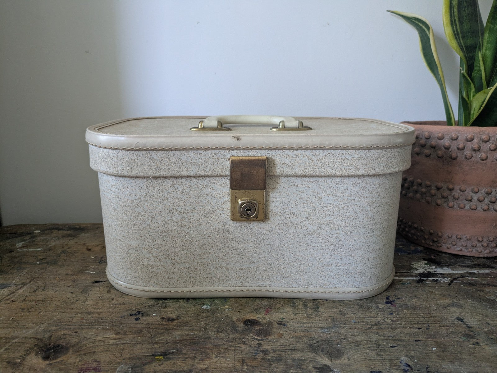 VINTAGE CREAM BEAUTY MAKEUP CASE VANITY CASE SUITCASE LUGGAGE HOLDALL RETRO PROP