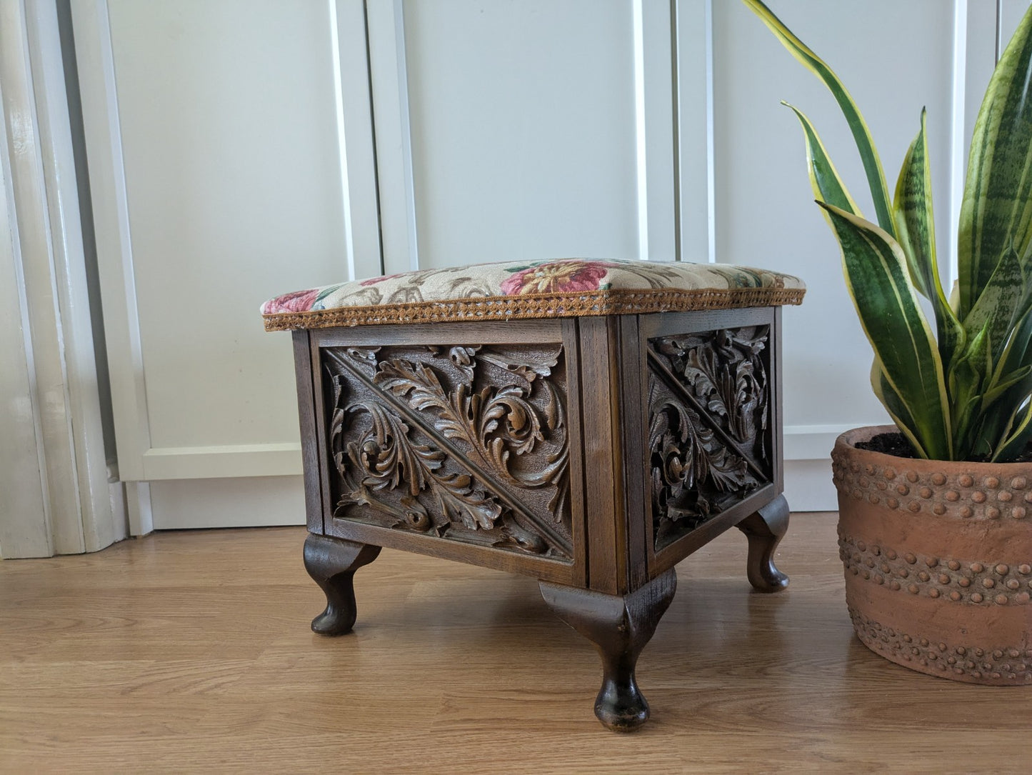 VTG ANTIQUE STYLE HEAVILY CARVED SEWING BOX STOOL SANDERSON UPHOLSTERED STORAGE
