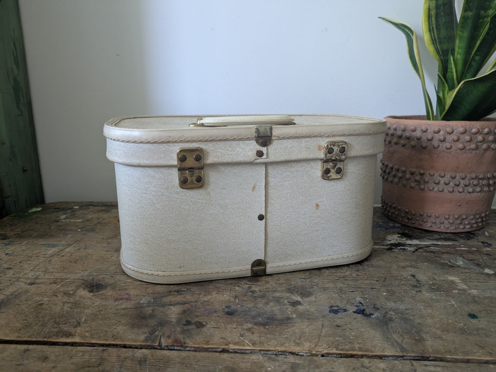 VINTAGE CREAM BEAUTY MAKEUP CASE VANITY CASE SUITCASE LUGGAGE HOLDALL RETRO PROP