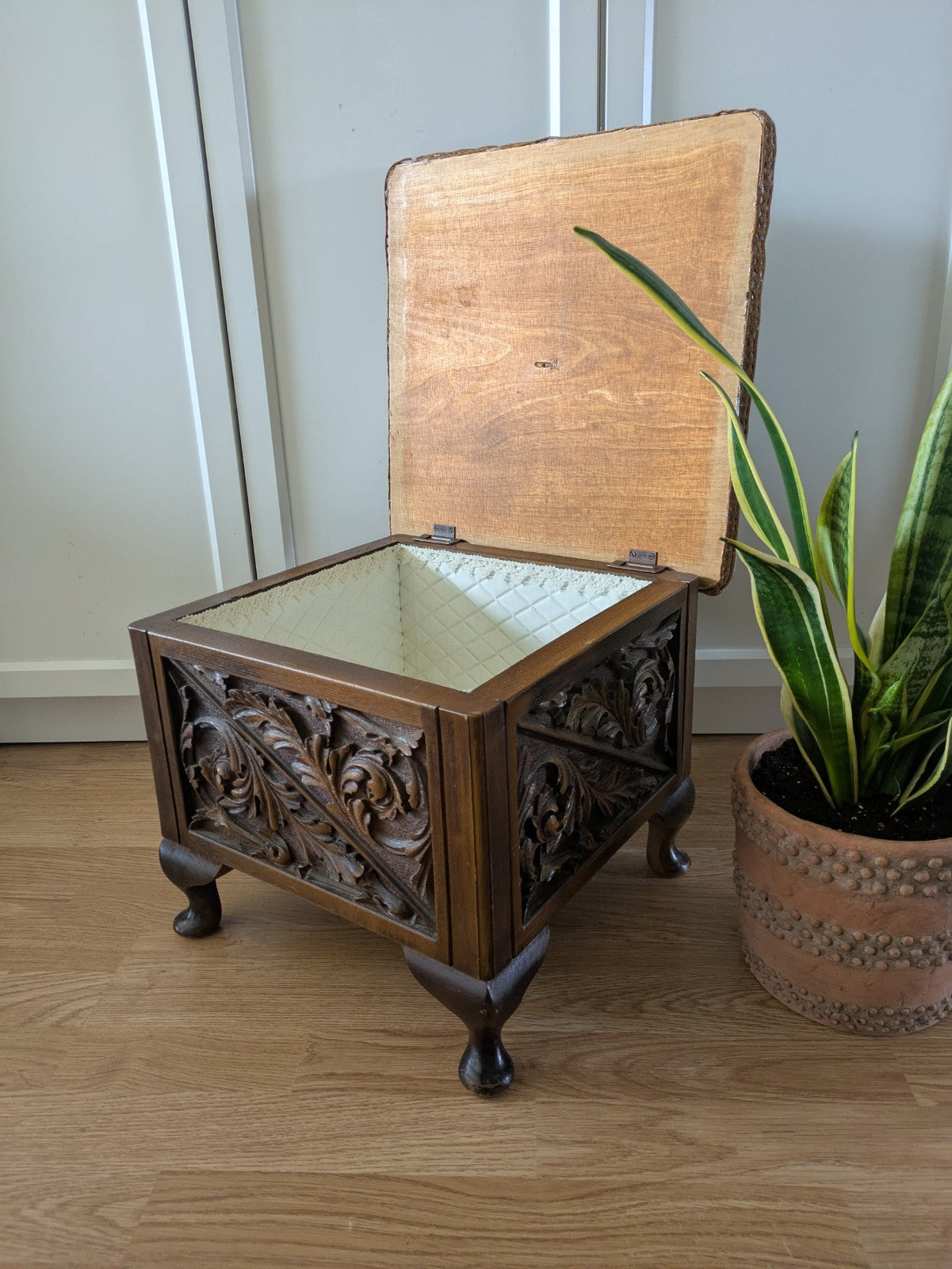 VTG ANTIQUE STYLE HEAVILY CARVED SEWING BOX STOOL SANDERSON UPHOLSTERED STORAGE