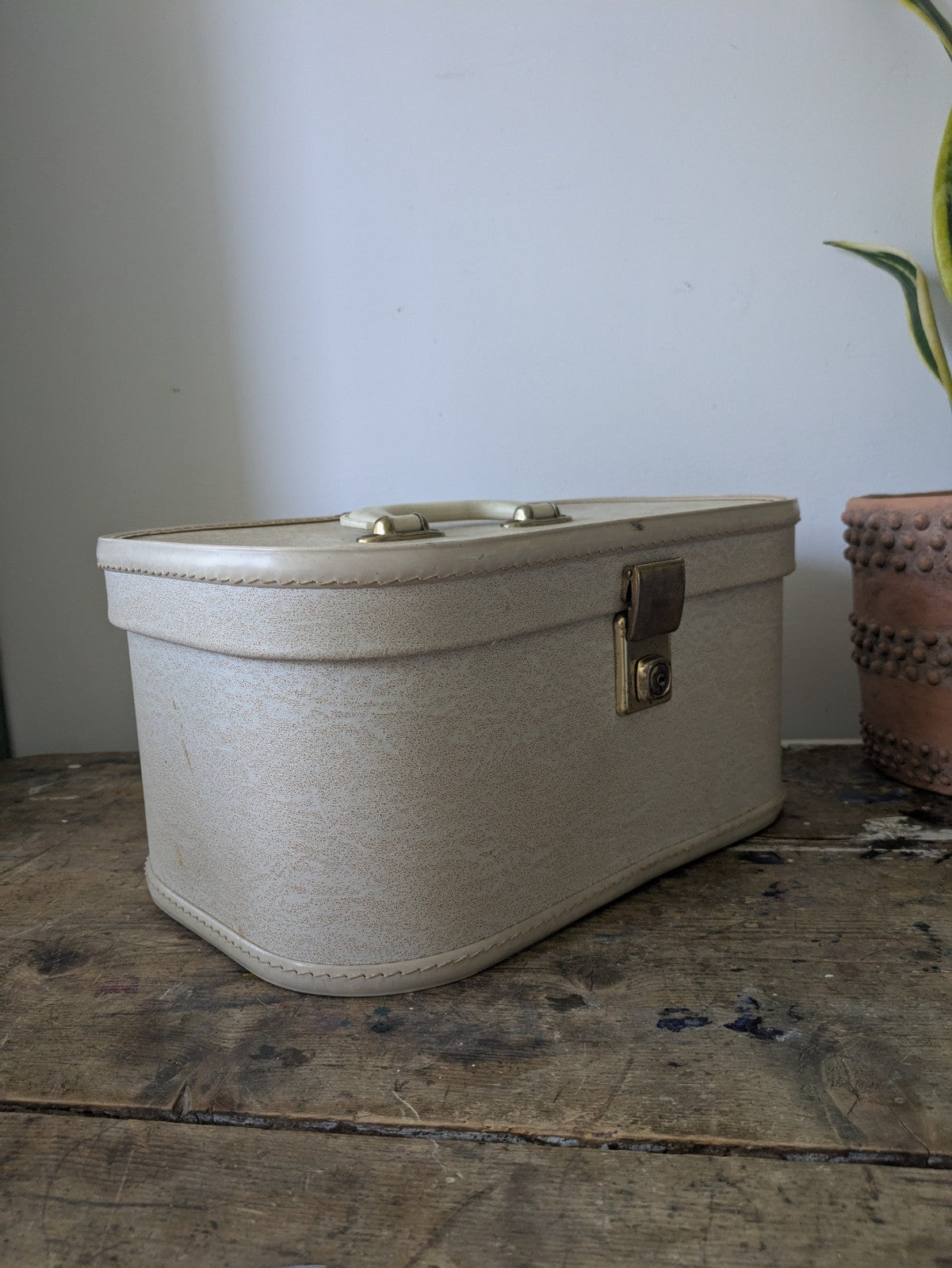 VINTAGE CREAM BEAUTY MAKEUP CASE VANITY CASE SUITCASE LUGGAGE HOLDALL RETRO PROP