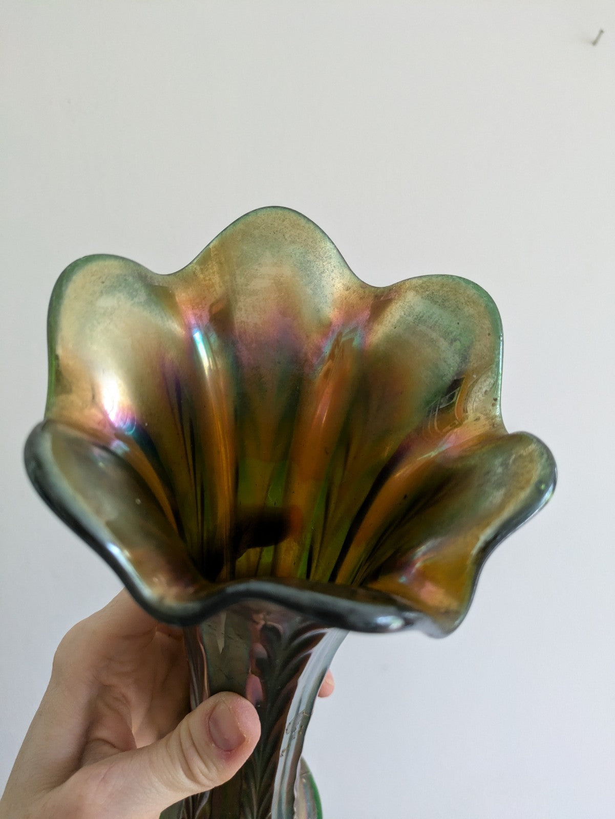 FENTON PLUME PANELS FEATHER GREEN CARNIVAL GLASS VASE RUFFLE RIM 1940S SWUNG VGC