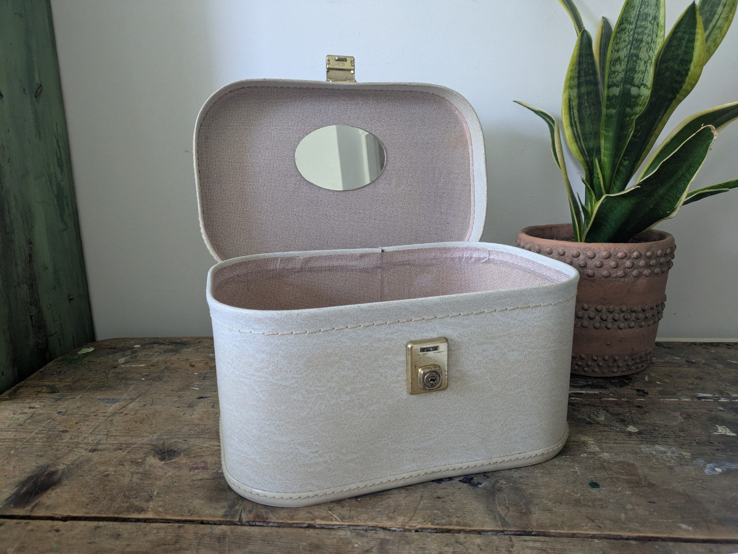 VINTAGE CREAM BEAUTY MAKEUP CASE VANITY CASE SUITCASE LUGGAGE HOLDALL RETRO PROP
