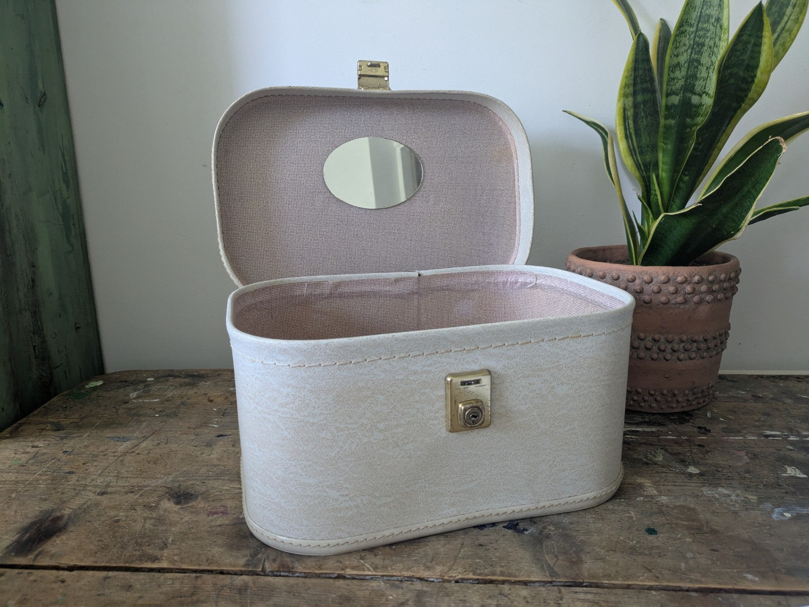 VINTAGE CREAM BEAUTY MAKEUP CASE VANITY CASE SUITCASE LUGGAGE HOLDALL RETRO PROP