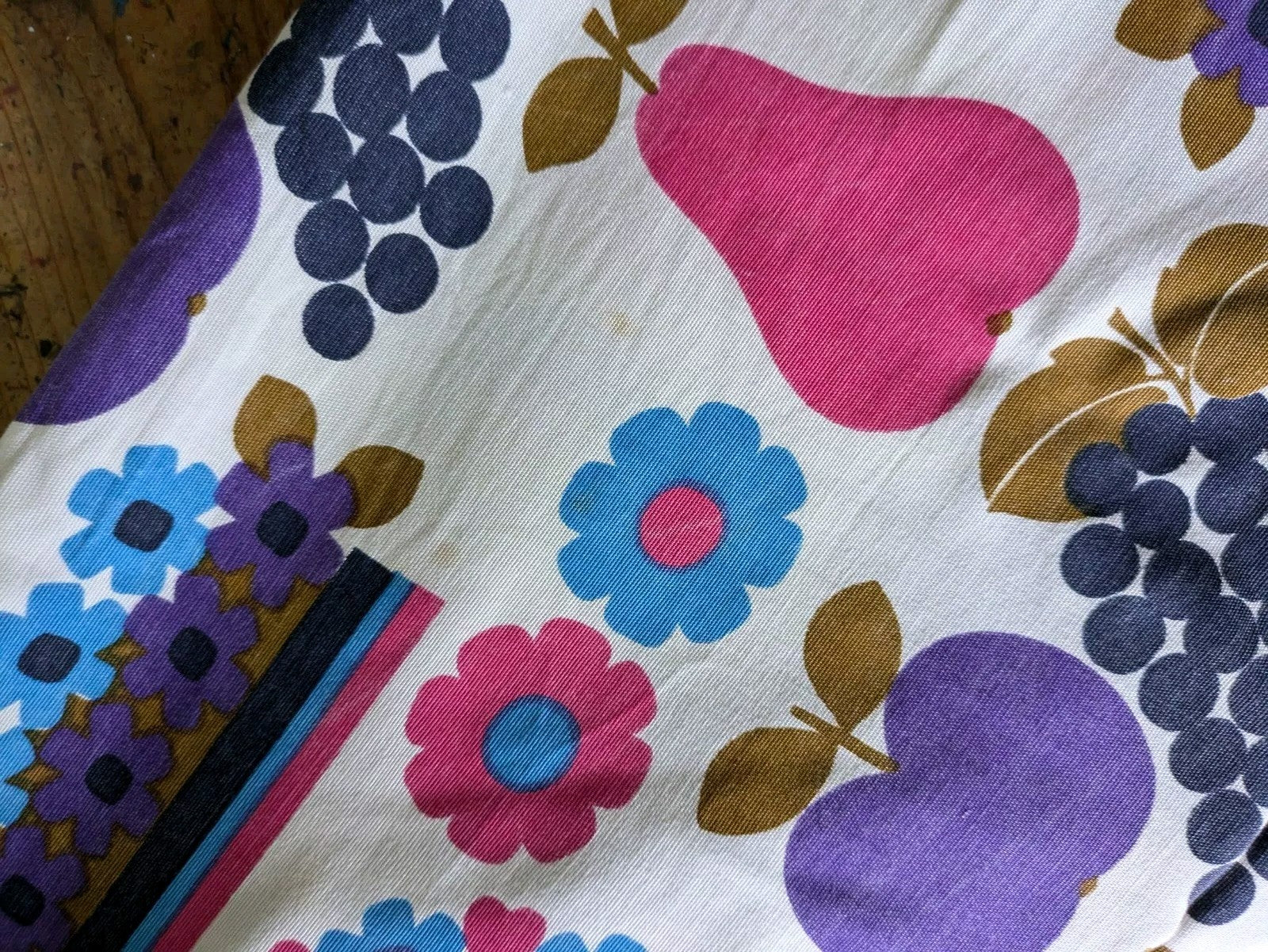 Cotton Fabric 2.27 METRES Material Grapes Fruit Purple Vintage Retro Floral Rare