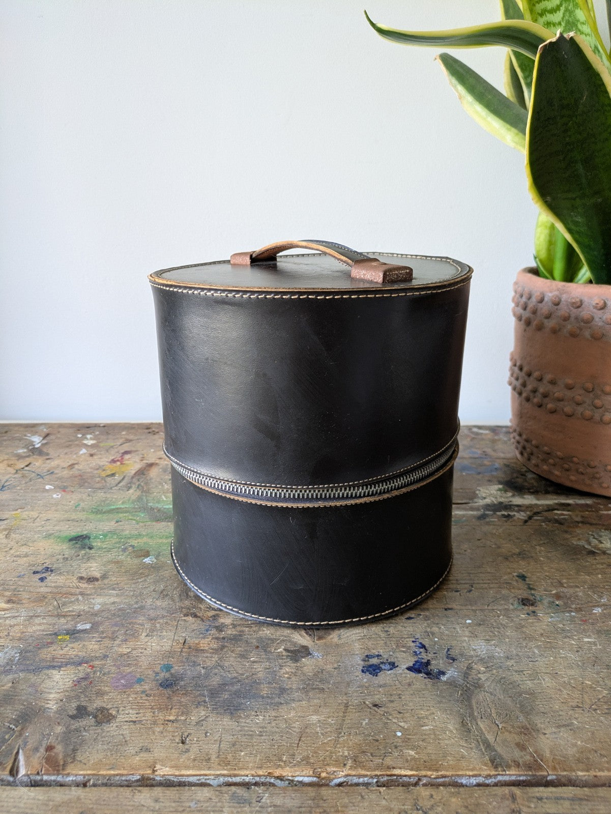 Vintage Art Deco Zip Black Vinyl Hat Case Newspaper Baker Boy Hat Salmon Pink Vg