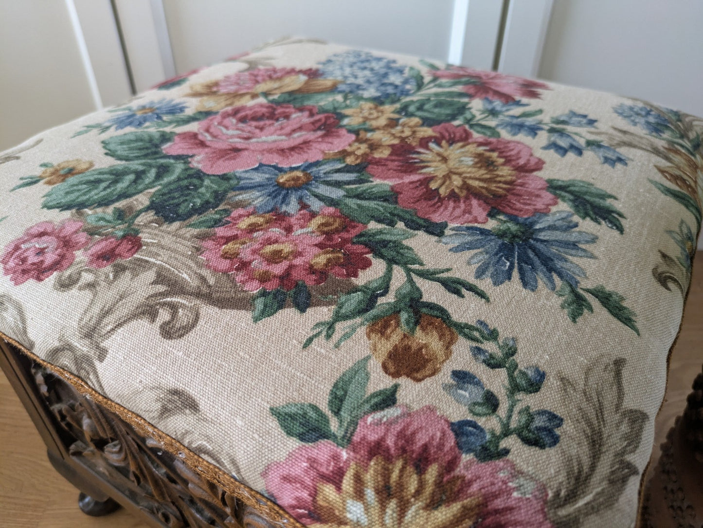 VTG ANTIQUE STYLE HEAVILY CARVED SEWING BOX STOOL SANDERSON UPHOLSTERED STORAGE