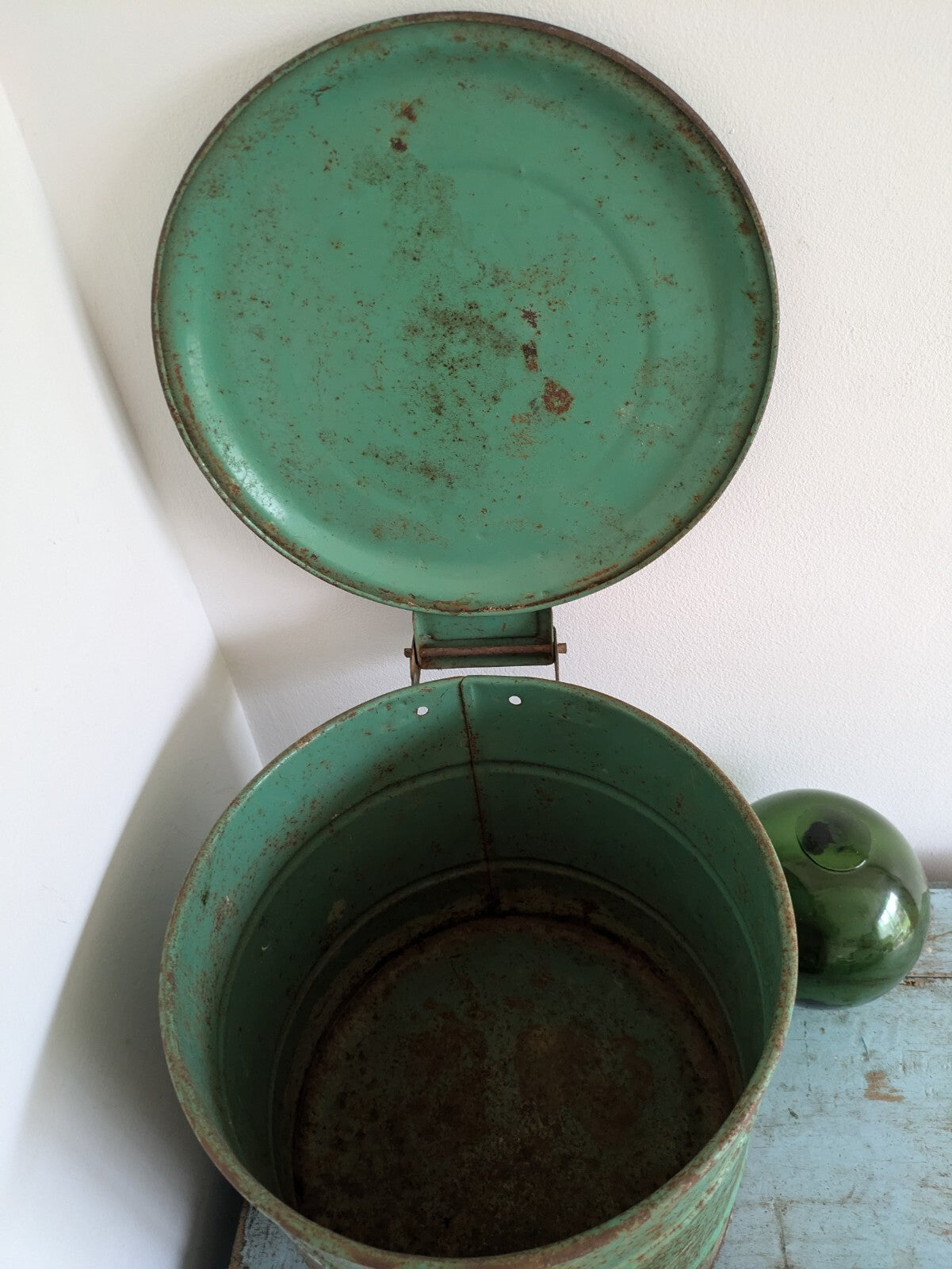 Vintage Pelican RETRO Enamelled Round Farm House Bread Bin Flip Lid Green Prop