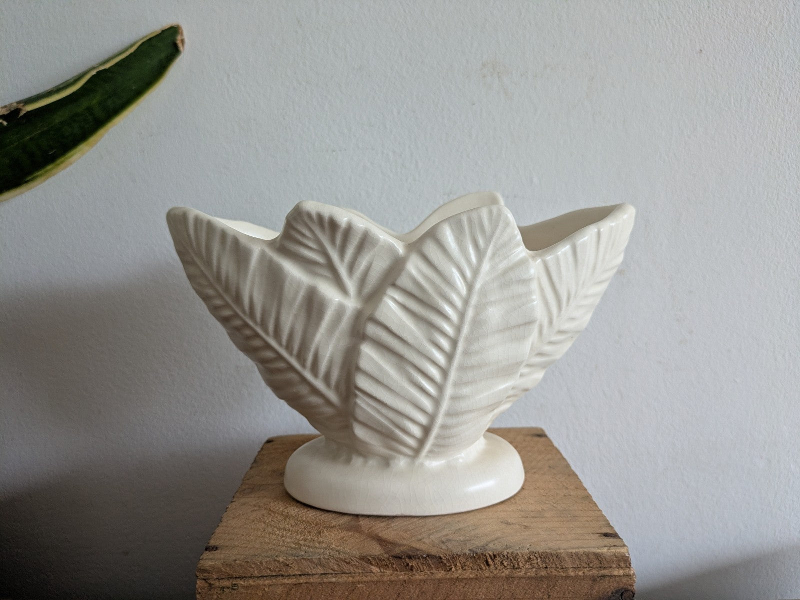 Vintage SylvaC White Palm Leaf Mantel Vase no. 3701 - Art Deco 1930s Planter Vgc