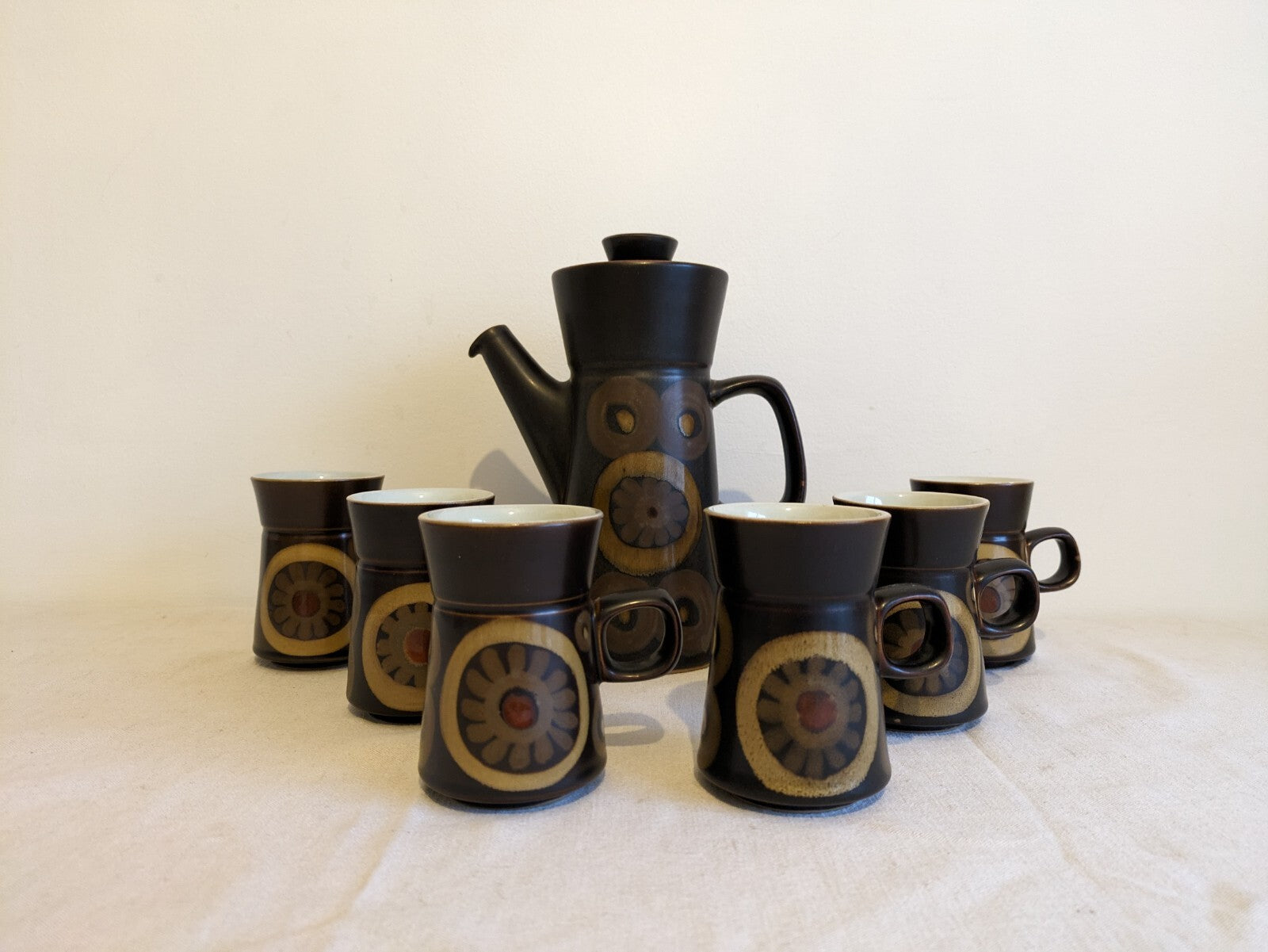 7 PIECE DENBY ARABESQUE 70s TABLEWARE COFFEE POT SET MUGS 1960S SMARKAND POTTERY