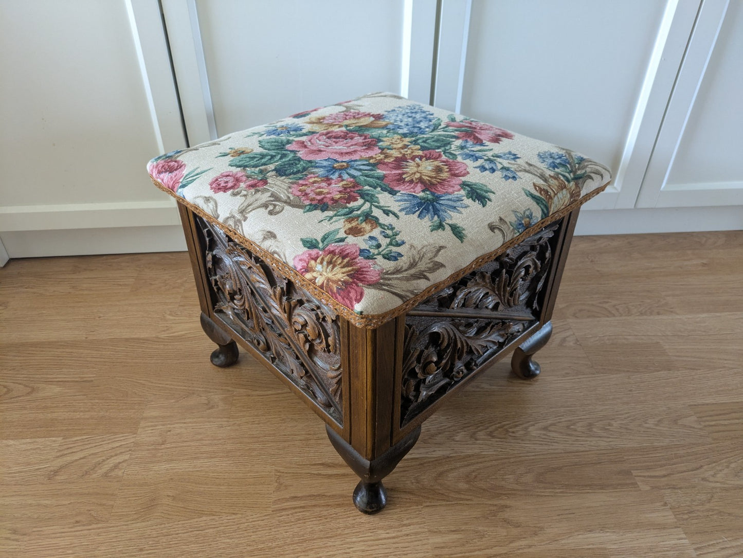VTG ANTIQUE STYLE HEAVILY CARVED SEWING BOX STOOL SANDERSON UPHOLSTERED STORAGE
