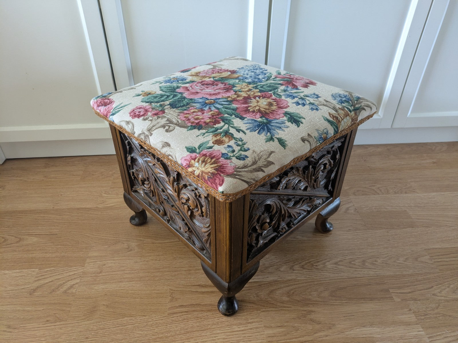 VTG ANTIQUE STYLE HEAVILY CARVED SEWING BOX STOOL SANDERSON UPHOLSTERED STORAGE