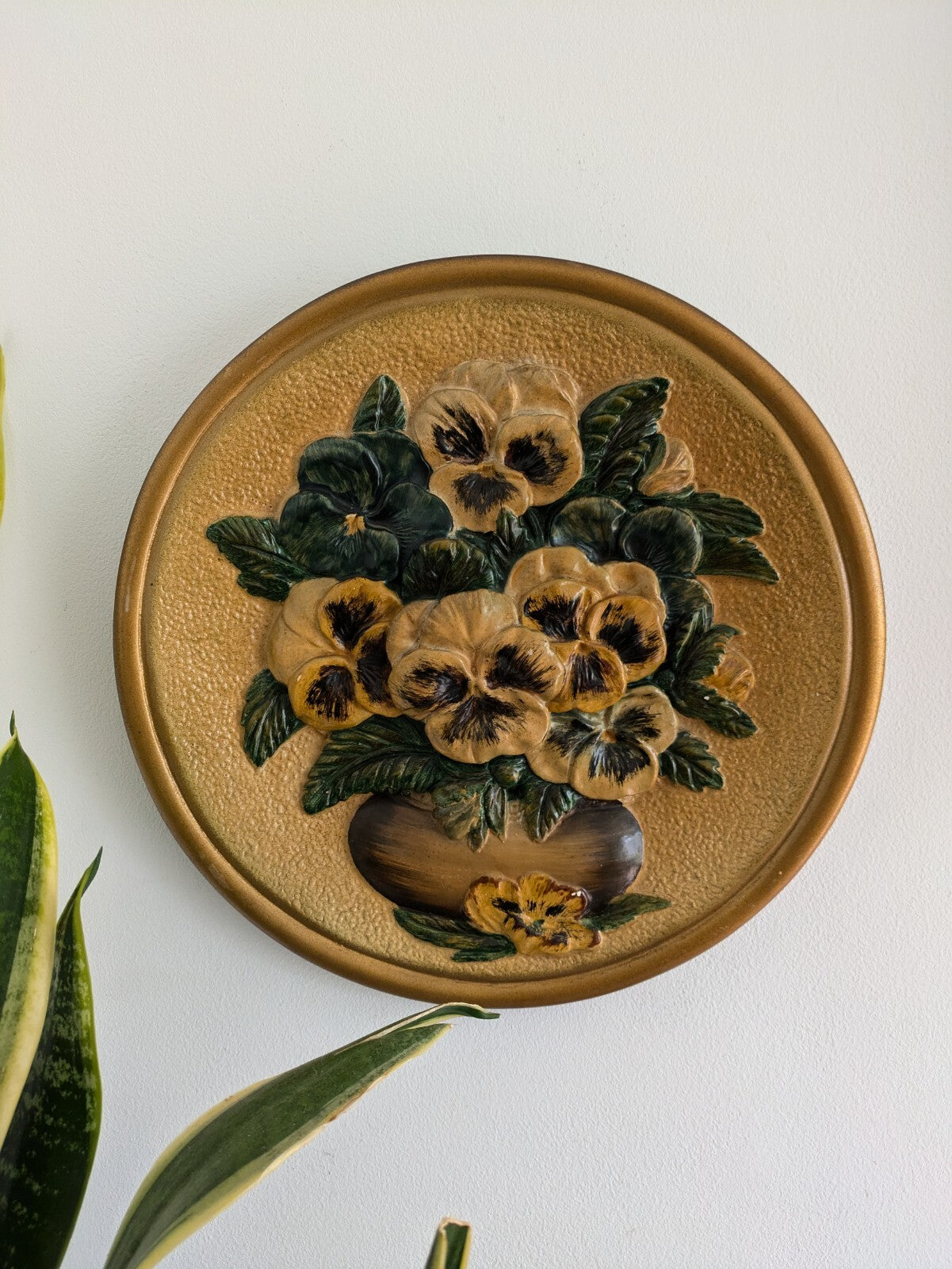 VTG 30s 33cm Gold Floral Hand Painted Chalkware Plaque 3D Plate Pansies Bouquet 