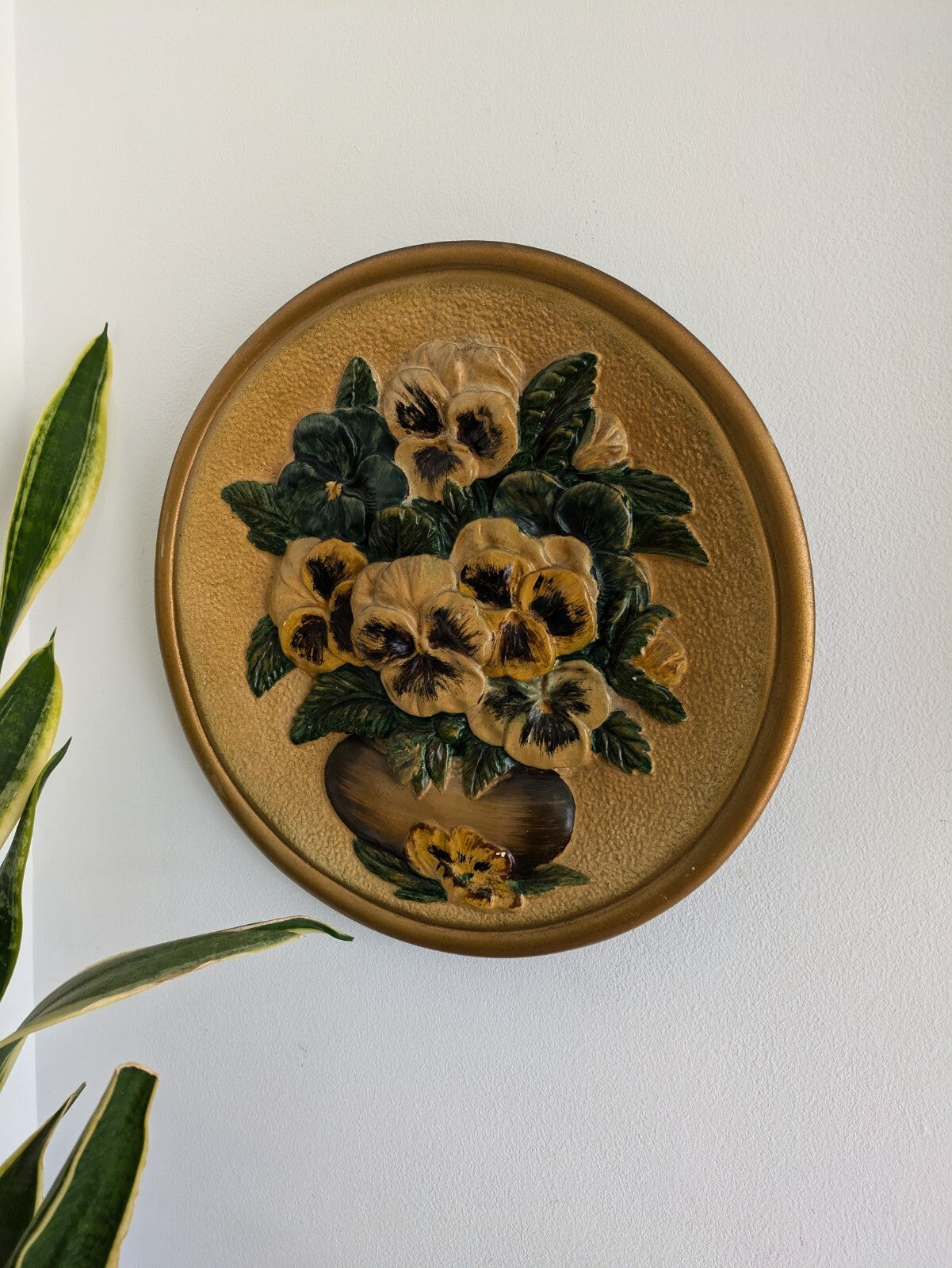 VTG 30s 33cm Gold Floral Hand Painted Chalkware Plaque 3D Plate Pansies Bouquet 