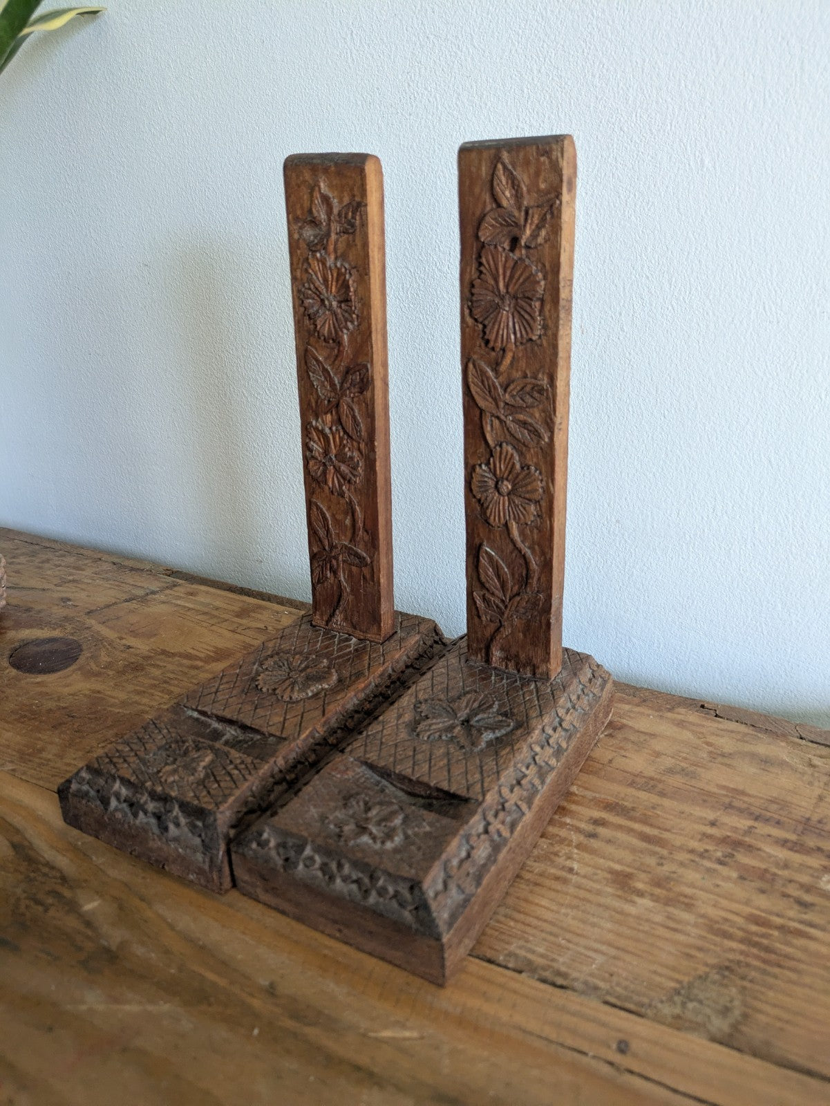 2 Vintage Wooden Carved Floral Bookends Carvings Folk Art Prop Early 1900s Tramp