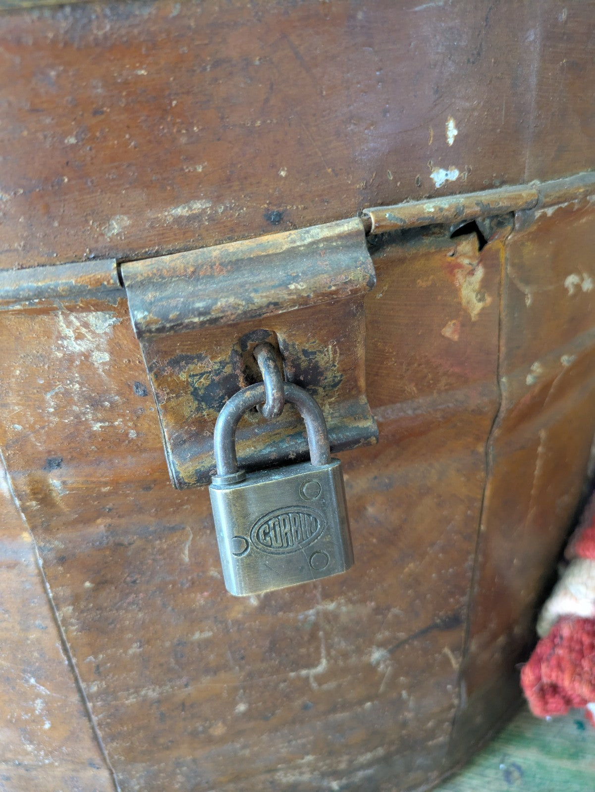 ANTIQUE EARLY 19TH CENTURY HAT BOX VINTAGE RUSTIC IRON LUGGAGE BOX WITH LOCK KEY