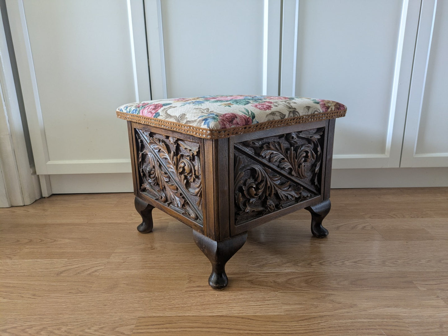 VTG ANTIQUE STYLE HEAVILY CARVED SEWING BOX STOOL SANDERSON UPHOLSTERED STORAGE