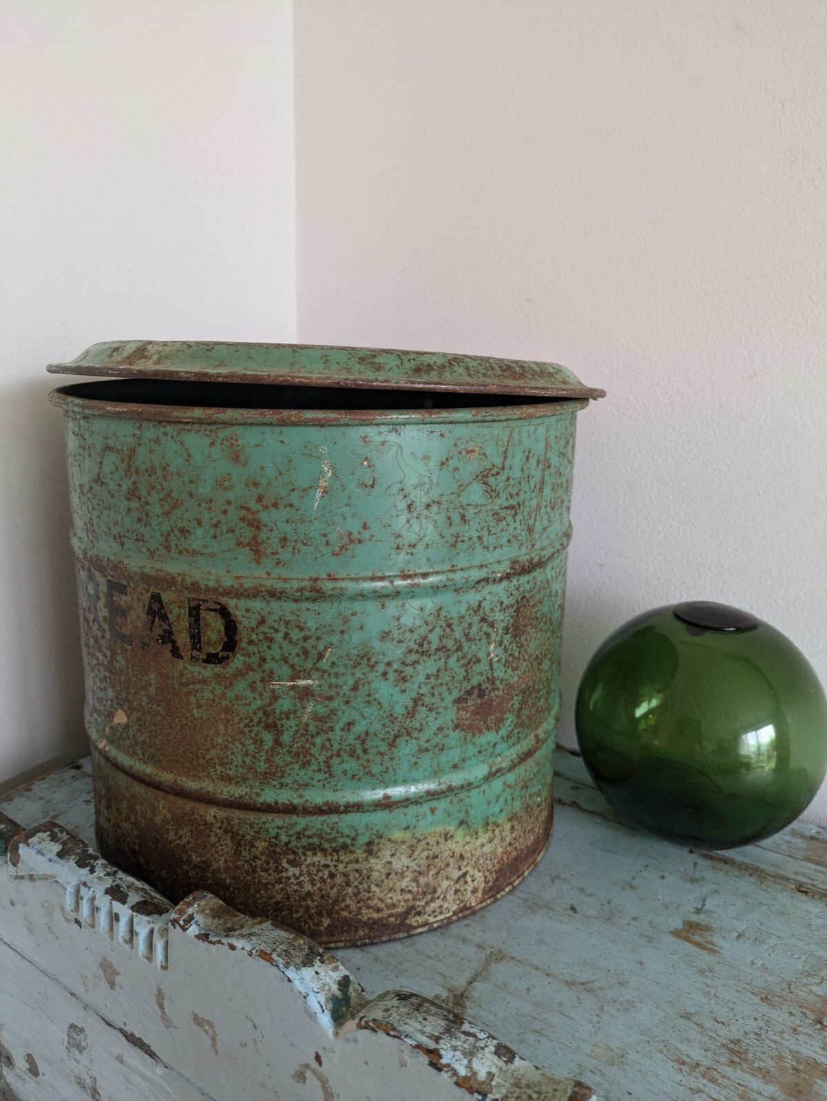 Vintage Pelican RETRO Enamelled Round Farm House Bread Bin Flip Lid Green Prop
