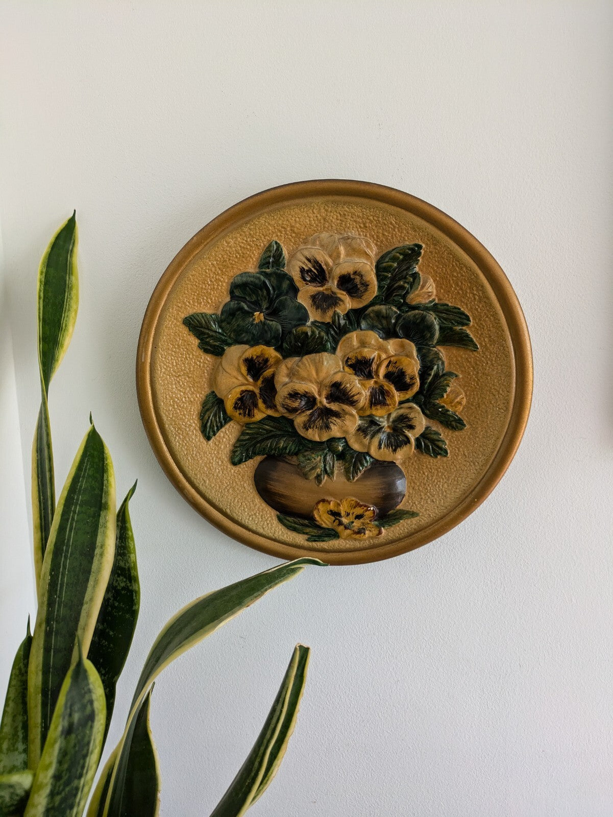 VTG 30s 33cm Gold Floral Hand Painted Chalkware Plaque 3D Plate Pansies Bouquet 
