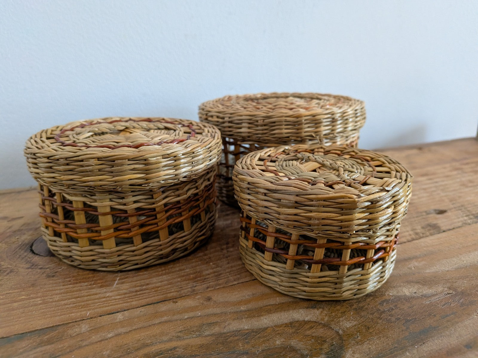3x Round Woven BASKET Seagrass With Lid Trinket Sewing Storage Pots Rush Decor
