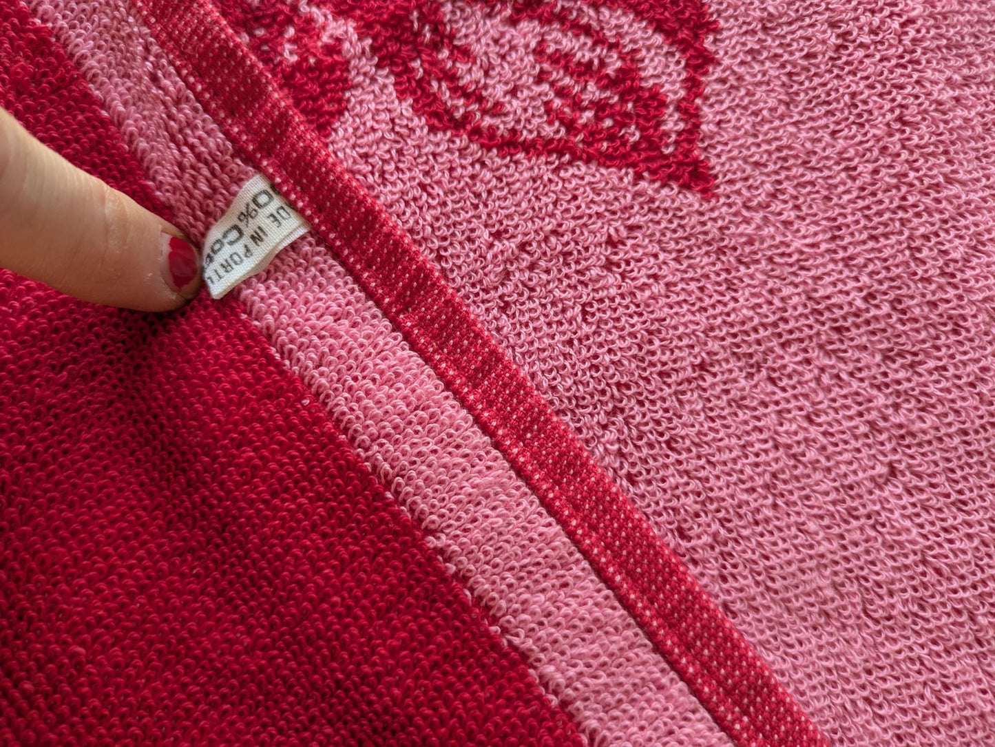 1x Vintage Towel Lily Flower Red Retro Bath bathroom prop Midcentury Cotton Vgc