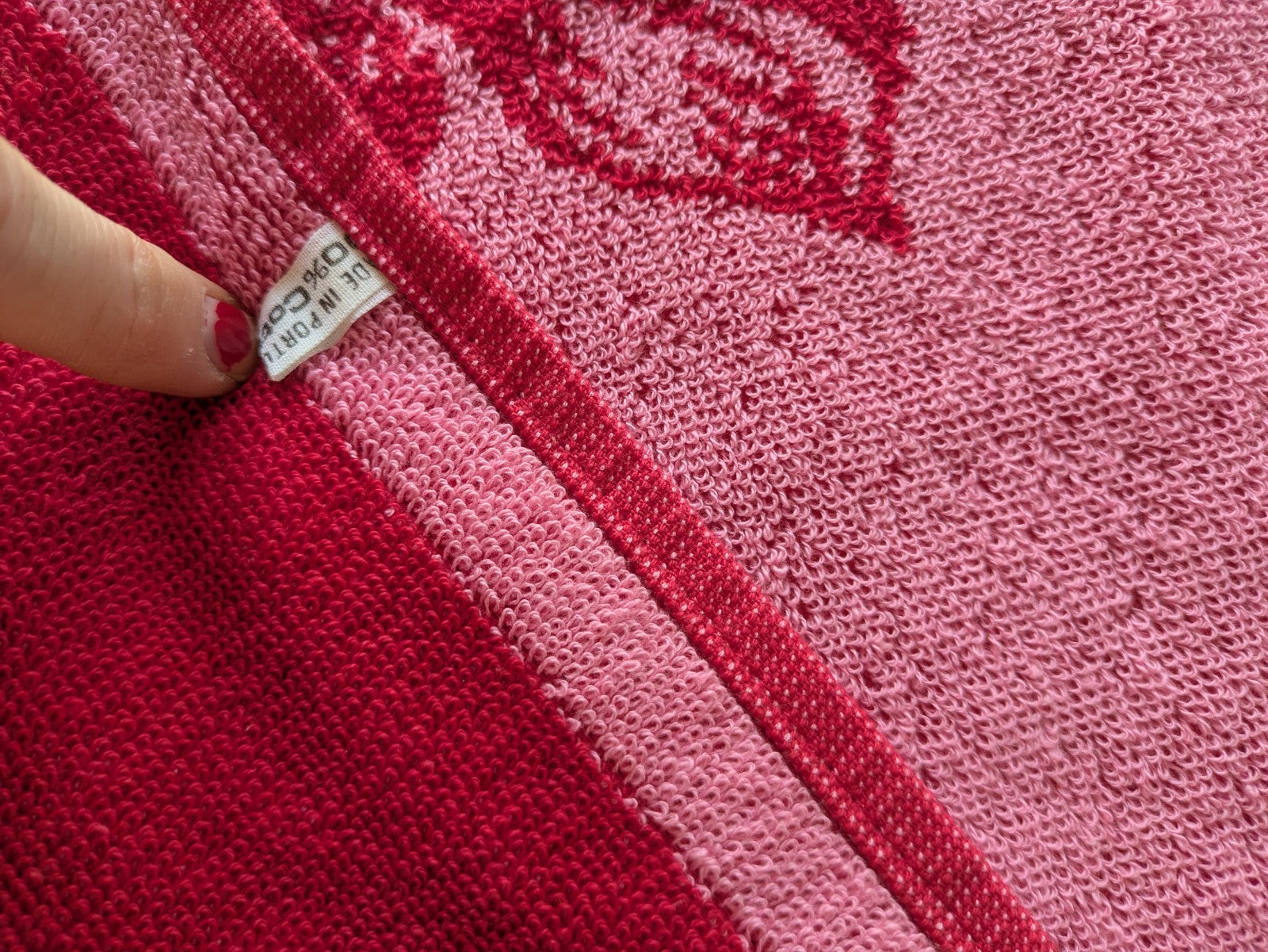 1x Vintage Towel Lily Flower Red Retro Bath bathroom prop Midcentury Cotton Vgc
