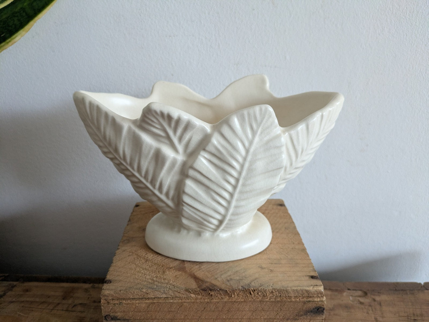Vintage SylvaC White Palm Leaf Mantel Vase no. 3701 - Art Deco 1930s Planter Vgc