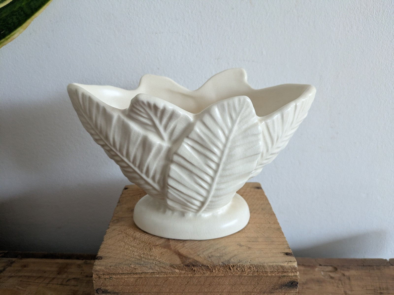 Vintage SylvaC White Palm Leaf Mantel Vase no. 3701 - Art Deco 1930s Planter Vgc