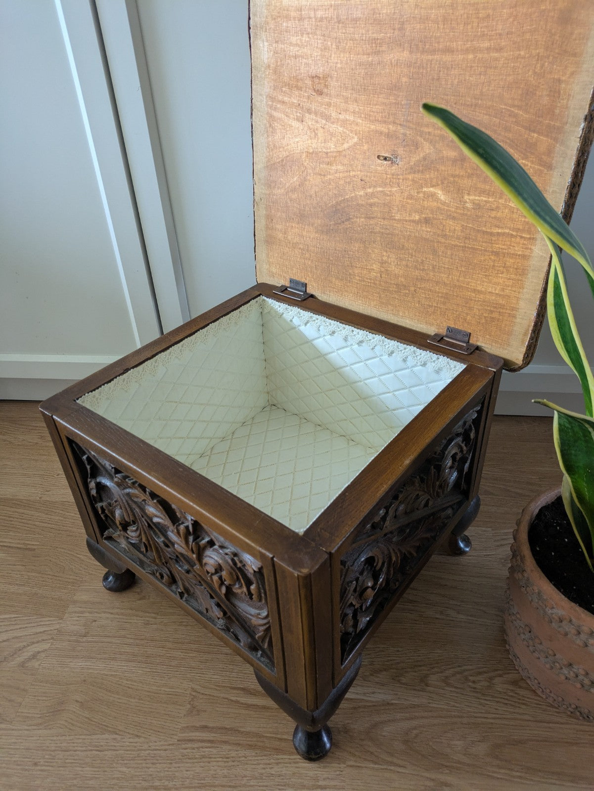 VTG ANTIQUE STYLE HEAVILY CARVED SEWING BOX STOOL SANDERSON UPHOLSTERED STORAGE