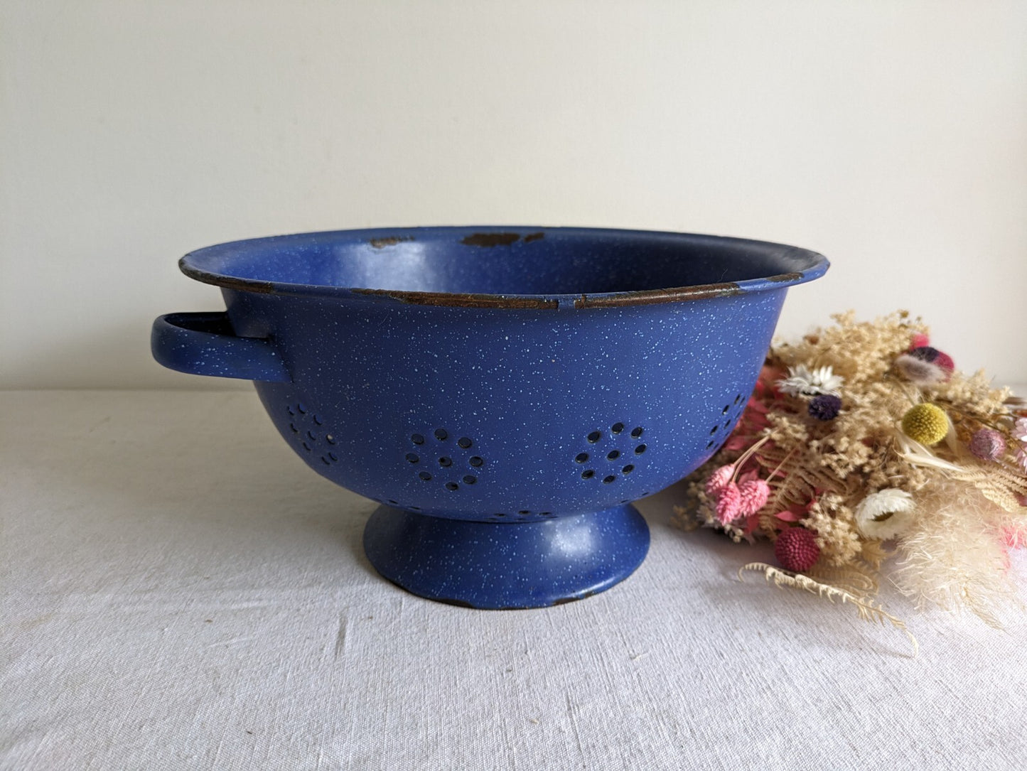 French 1960s/70s ENAMEL BLUE Speckled COLANDER VINTAGE KITCHENALIA Seive Prop 