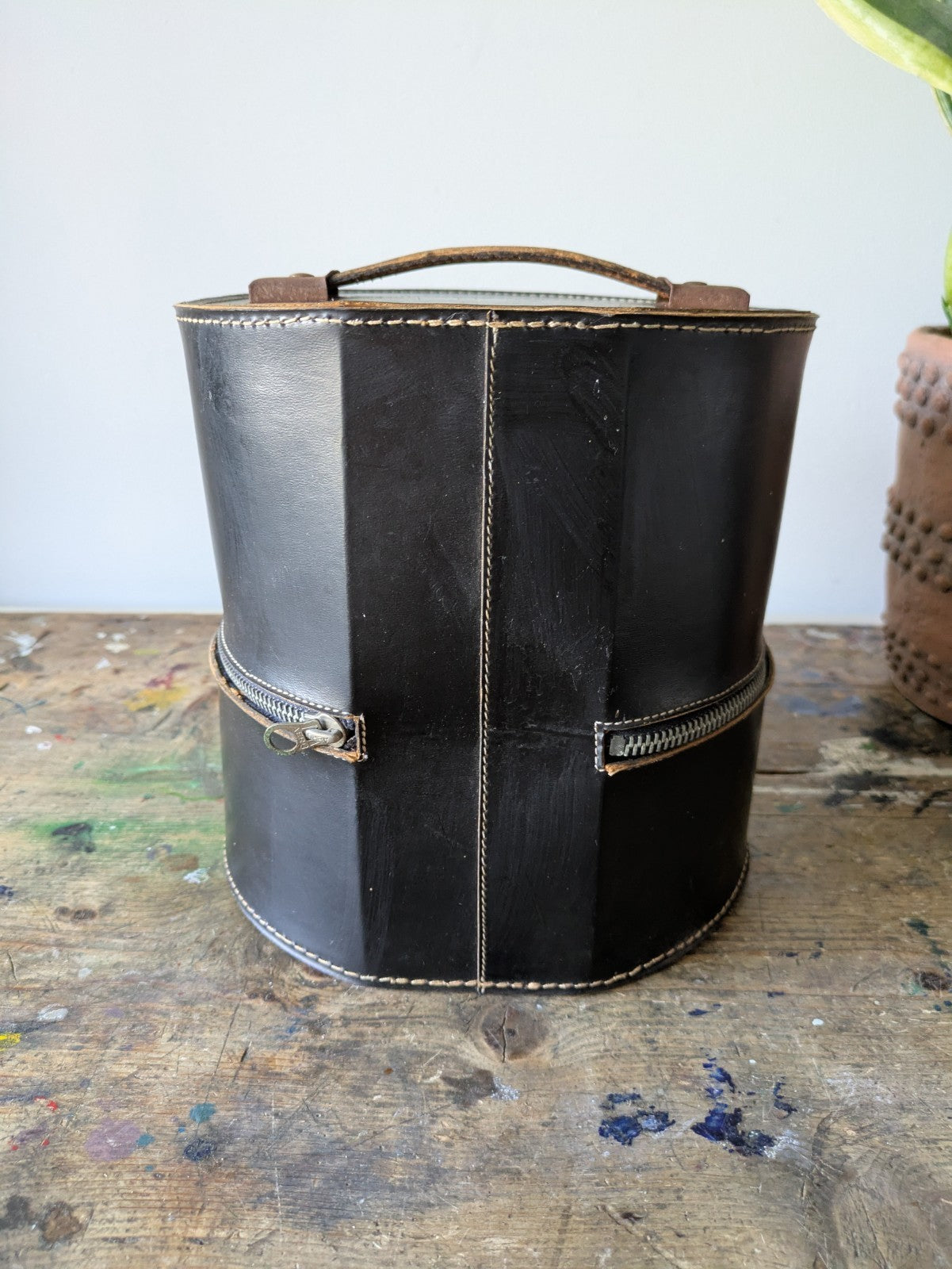 Vintage Art Deco Zip Black Vinyl Hat Case Newspaper Baker Boy Hat Salmon Pink Vg