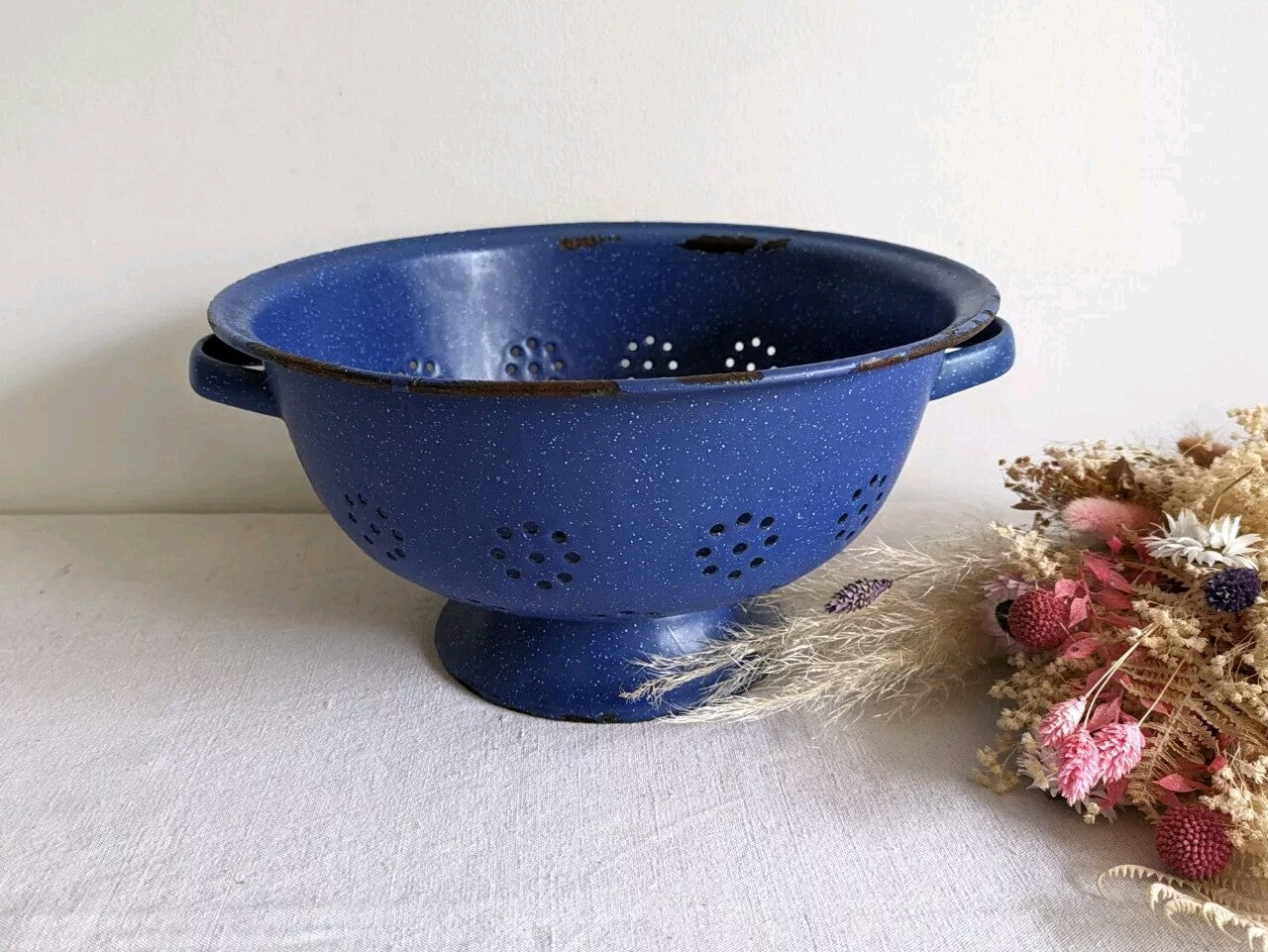 French 1960s/70s ENAMEL BLUE Speckled COLANDER VINTAGE KITCHENALIA Seive Prop 