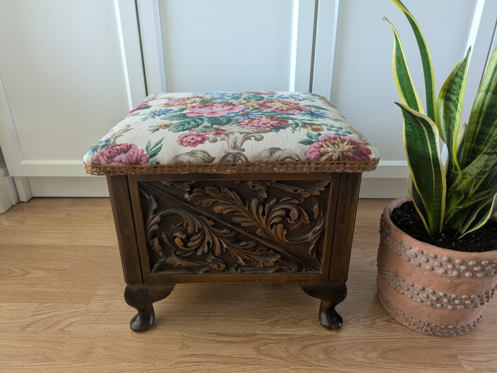 VTG ANTIQUE STYLE HEAVILY CARVED SEWING BOX STOOL SANDERSON UPHOLSTERED STORAGE