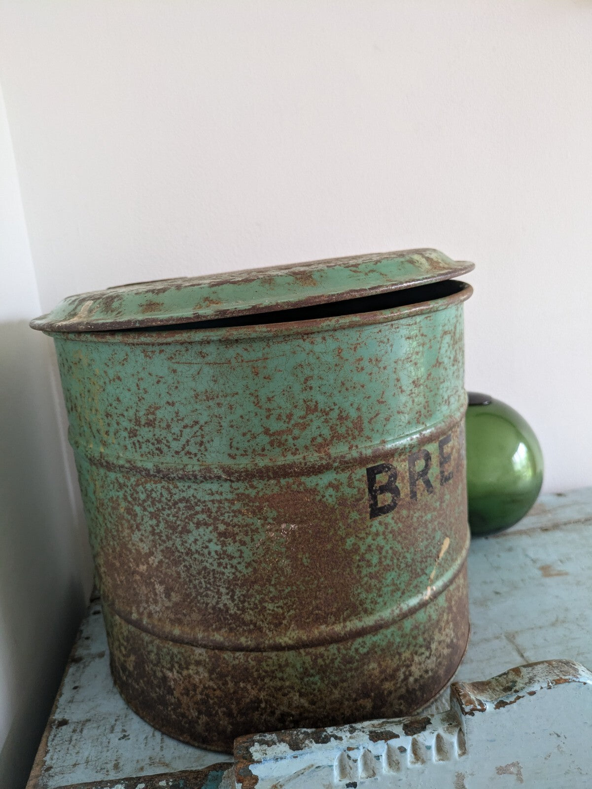 Vintage Pelican RETRO Enamelled Round Farm House Bread Bin Flip Lid Green Prop