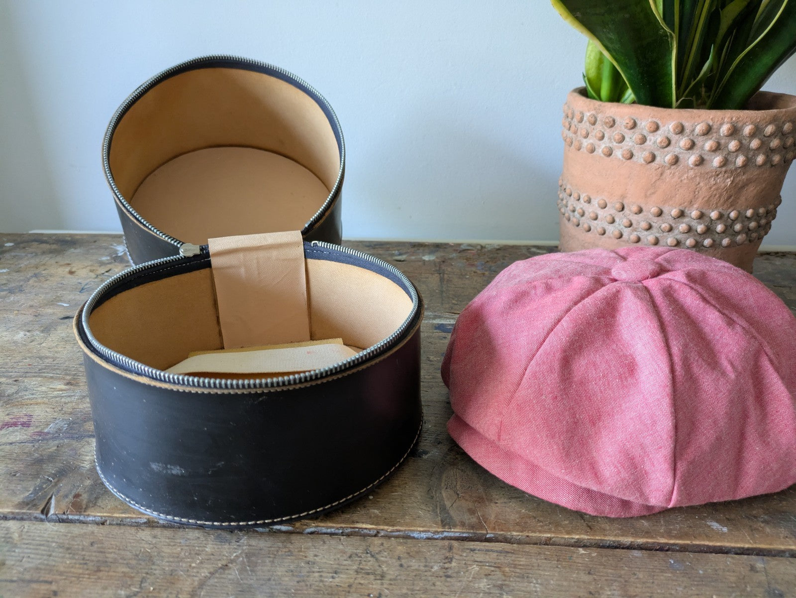 Vintage Art Deco Zip Black Vinyl Hat Case Newspaper Baker Boy Hat Salmon Pink Vg
