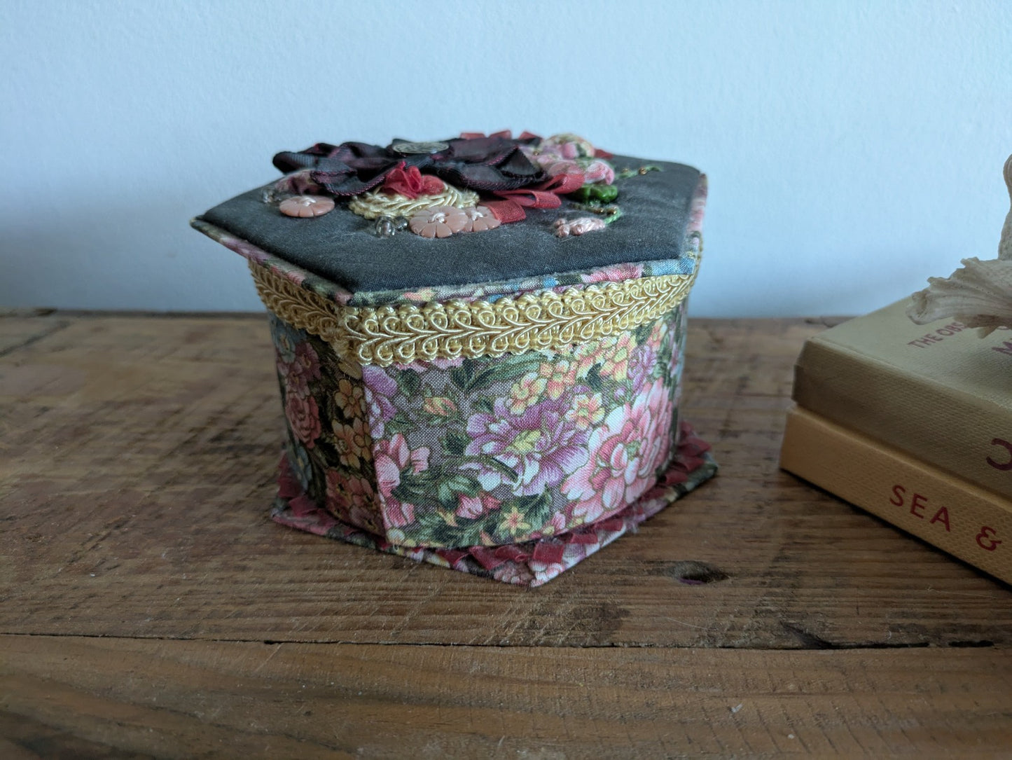 VTG Floral Fabric Covered Hexagonal Jewelry Storage Trinket Sewing Box w/Lid Vgc