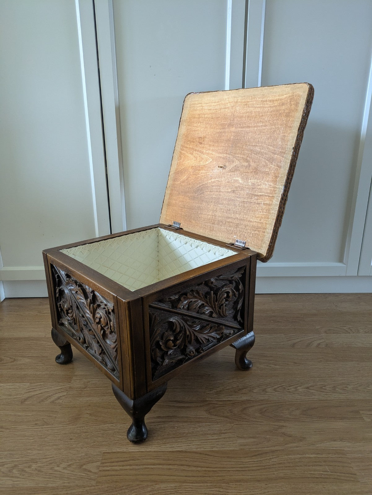 VTG ANTIQUE STYLE HEAVILY CARVED SEWING BOX STOOL SANDERSON UPHOLSTERED STORAGE