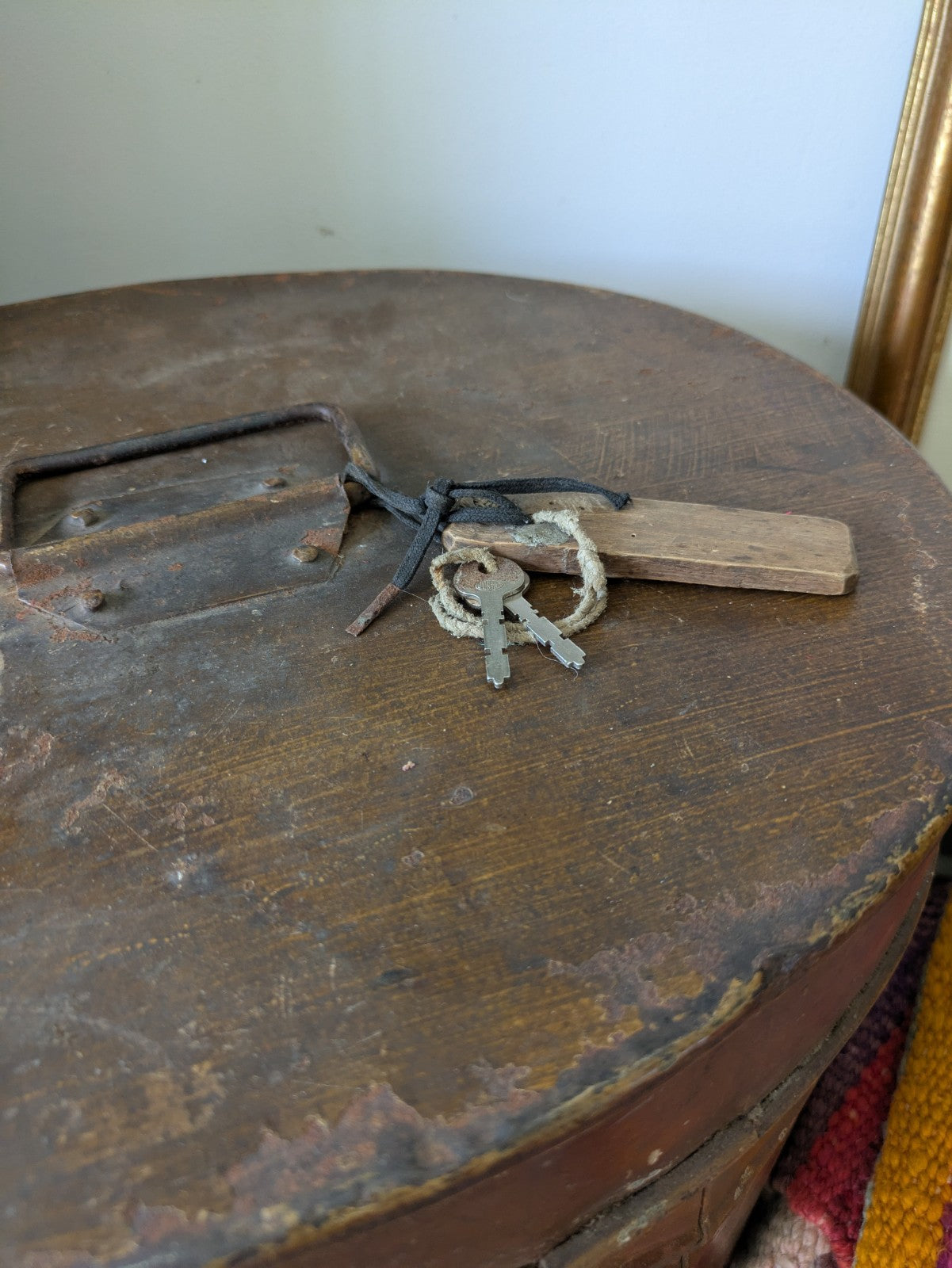 ANTIQUE EARLY 19TH CENTURY HAT BOX VINTAGE RUSTIC IRON LUGGAGE BOX WITH LOCK KEY