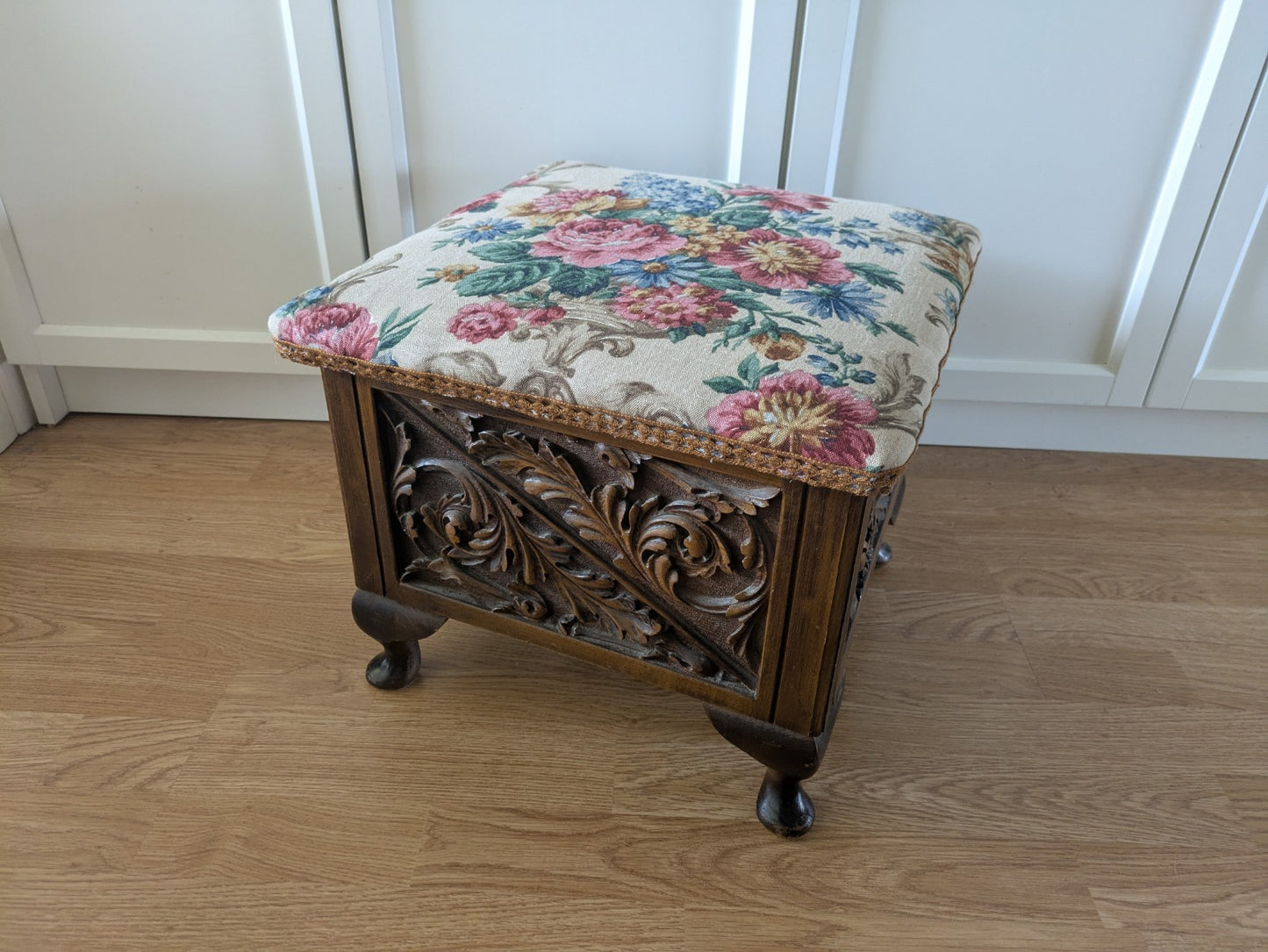 VTG ANTIQUE STYLE HEAVILY CARVED SEWING BOX STOOL SANDERSON UPHOLSTERED STORAGE
