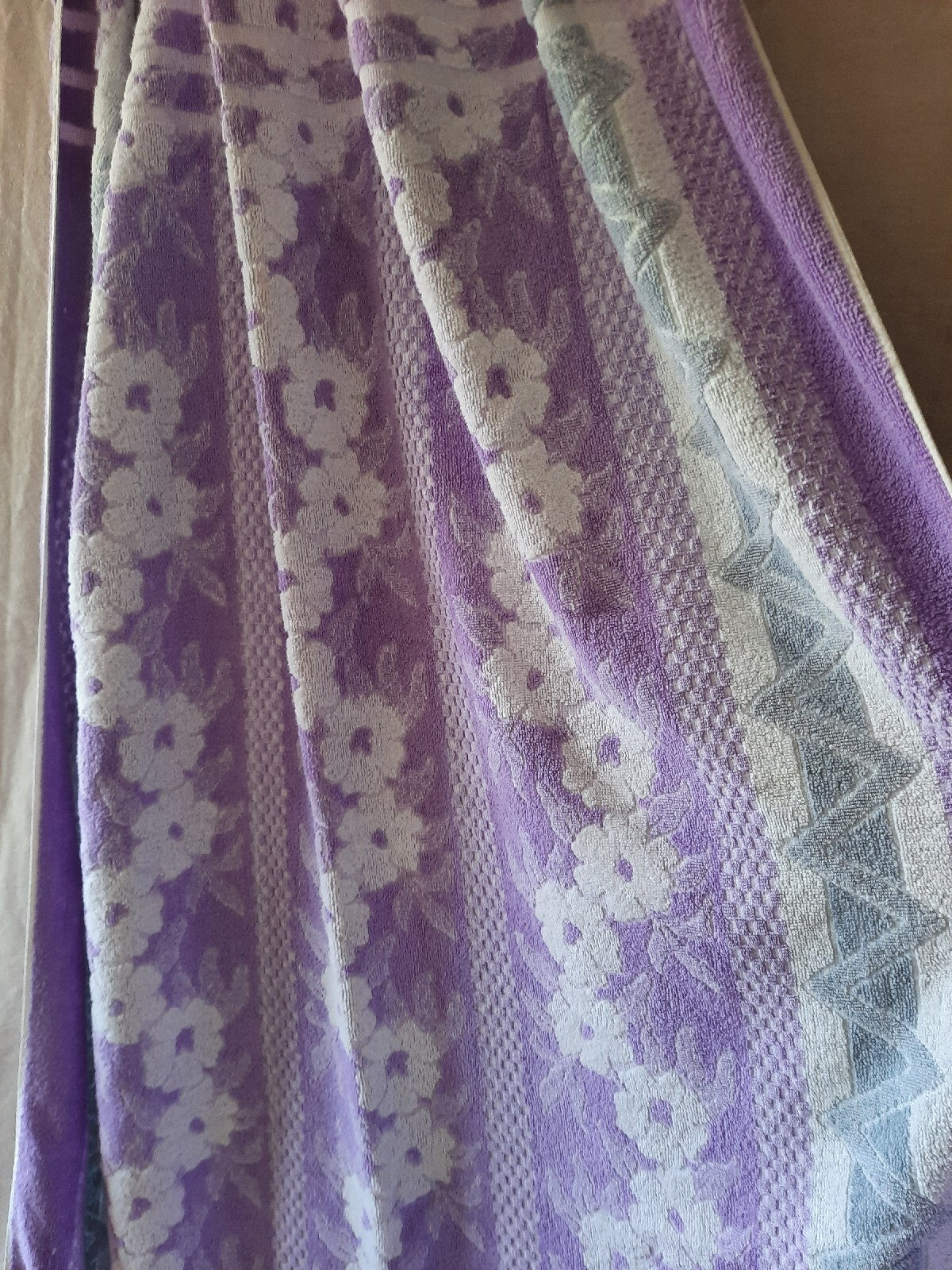 1 Vintage Towel Patterned Purple Retro Bath bathroom original prop old Spinney