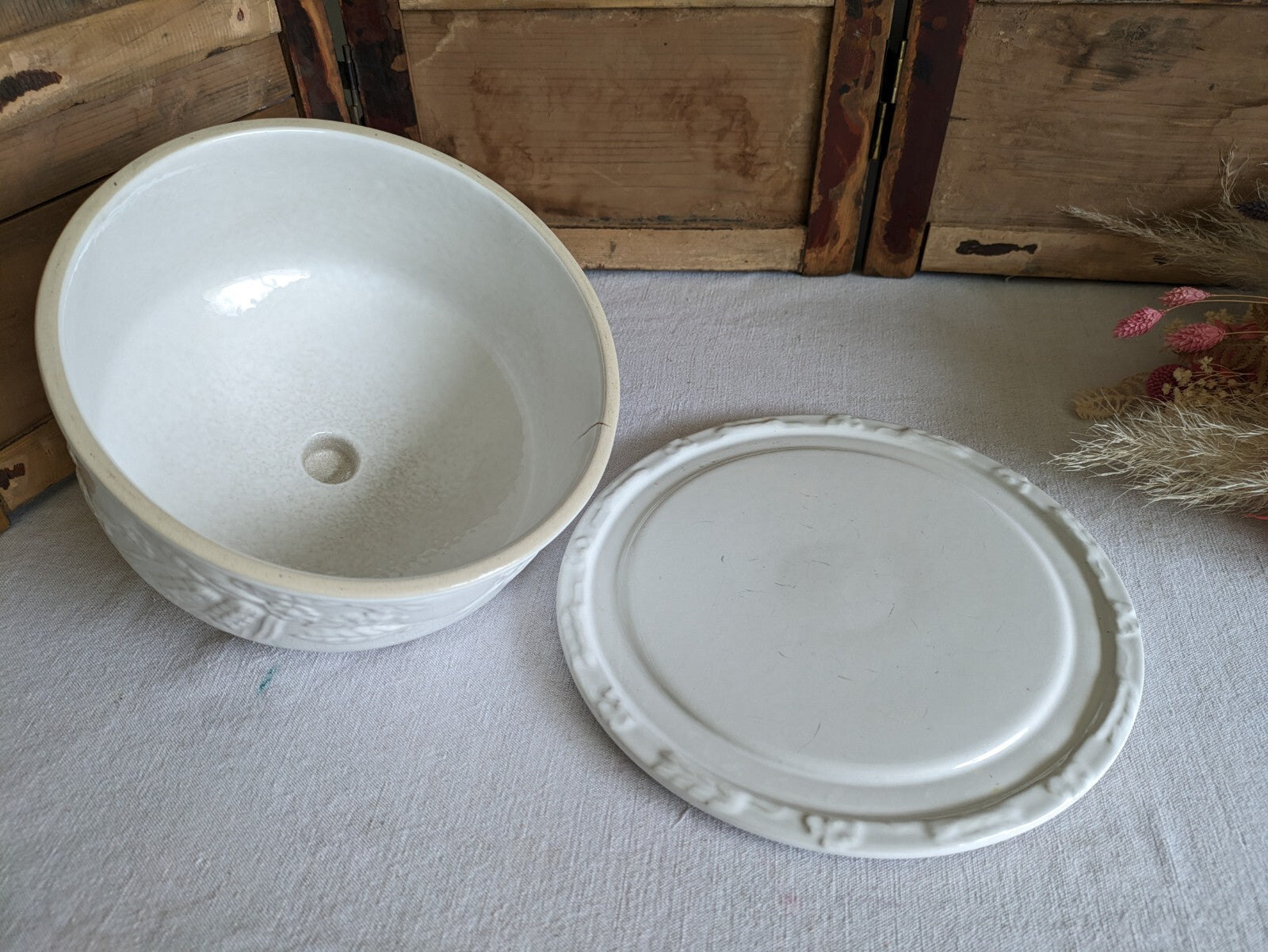 VTG XL White Embossed Harvest Fruit Ceramic Cheese Cake Dome Cloche Cover +Plate