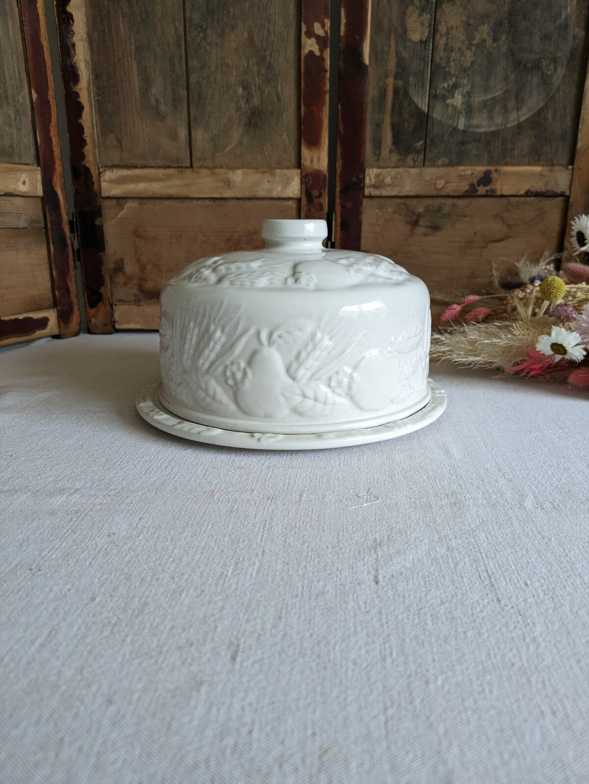 VTG XL White Embossed Harvest Fruit Ceramic Cheese Cake Dome Cloche Cover +Plate