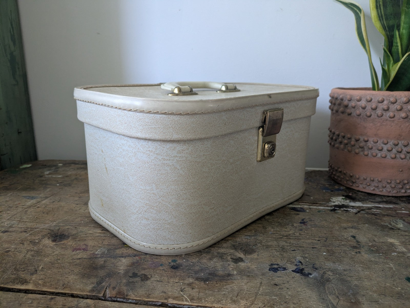 VINTAGE CREAM BEAUTY MAKEUP CASE VANITY CASE SUITCASE LUGGAGE HOLDALL RETRO PROP