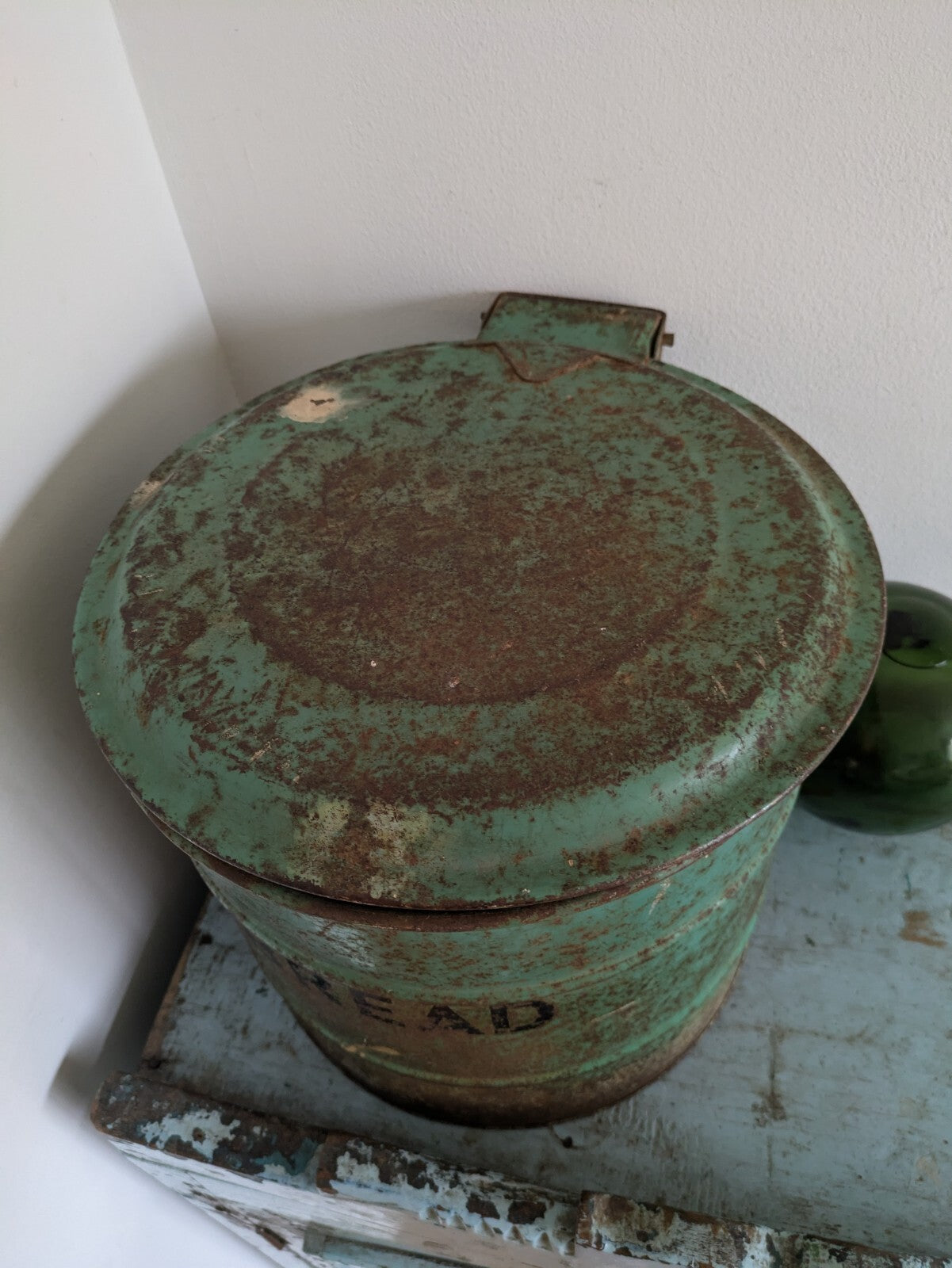 Vintage Pelican RETRO Enamelled Round Farm House Bread Bin Flip Lid Green Prop