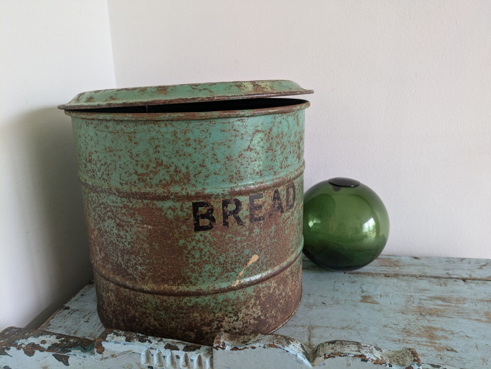 Vintage Pelican RETRO Enamelled Round Farm House Bread Bin Flip Lid Green Prop