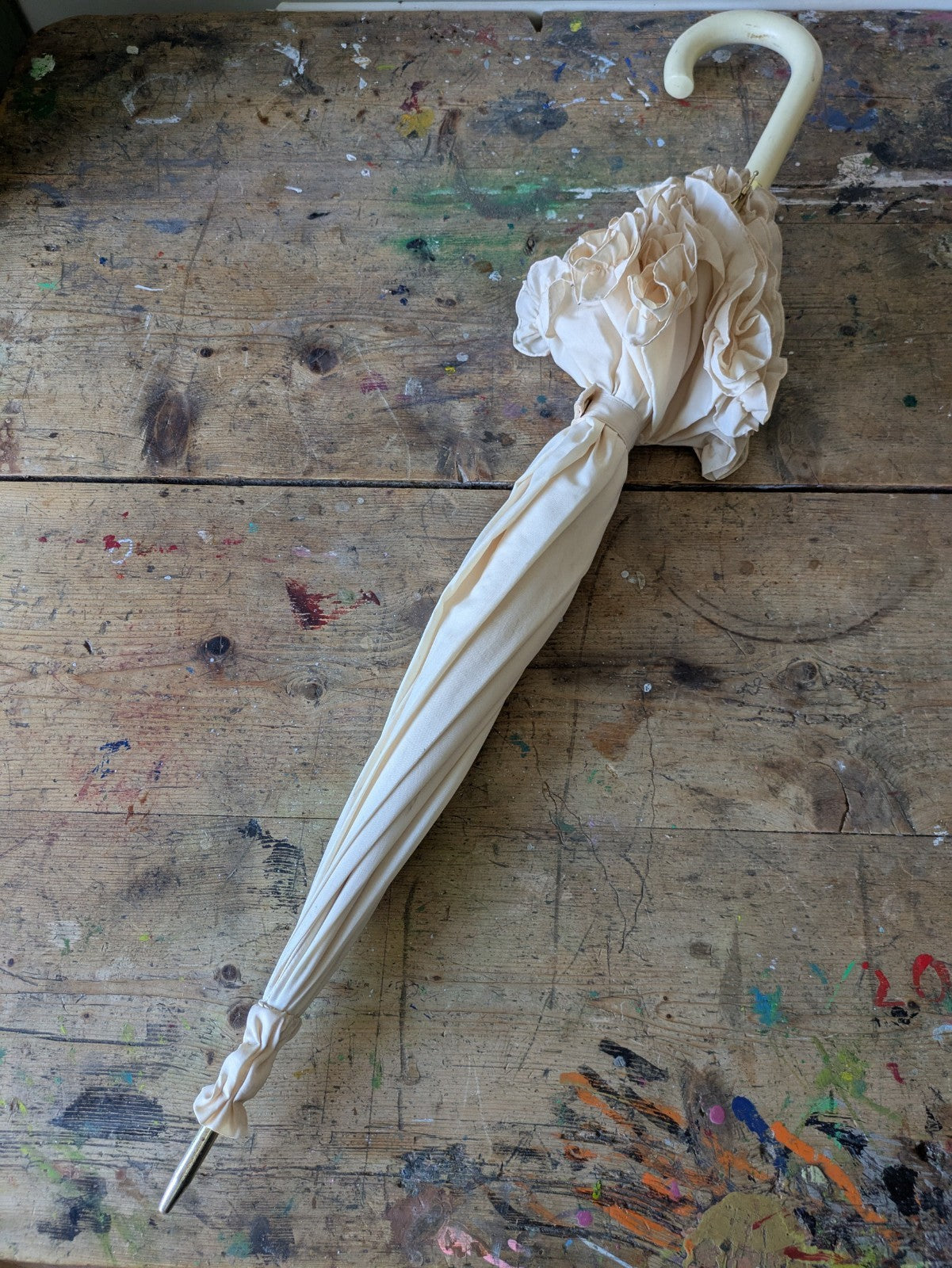 VTG Cream Ruffle Umbrella White Ruffled Parasol Nylon Wood Handle Frilly Prop 