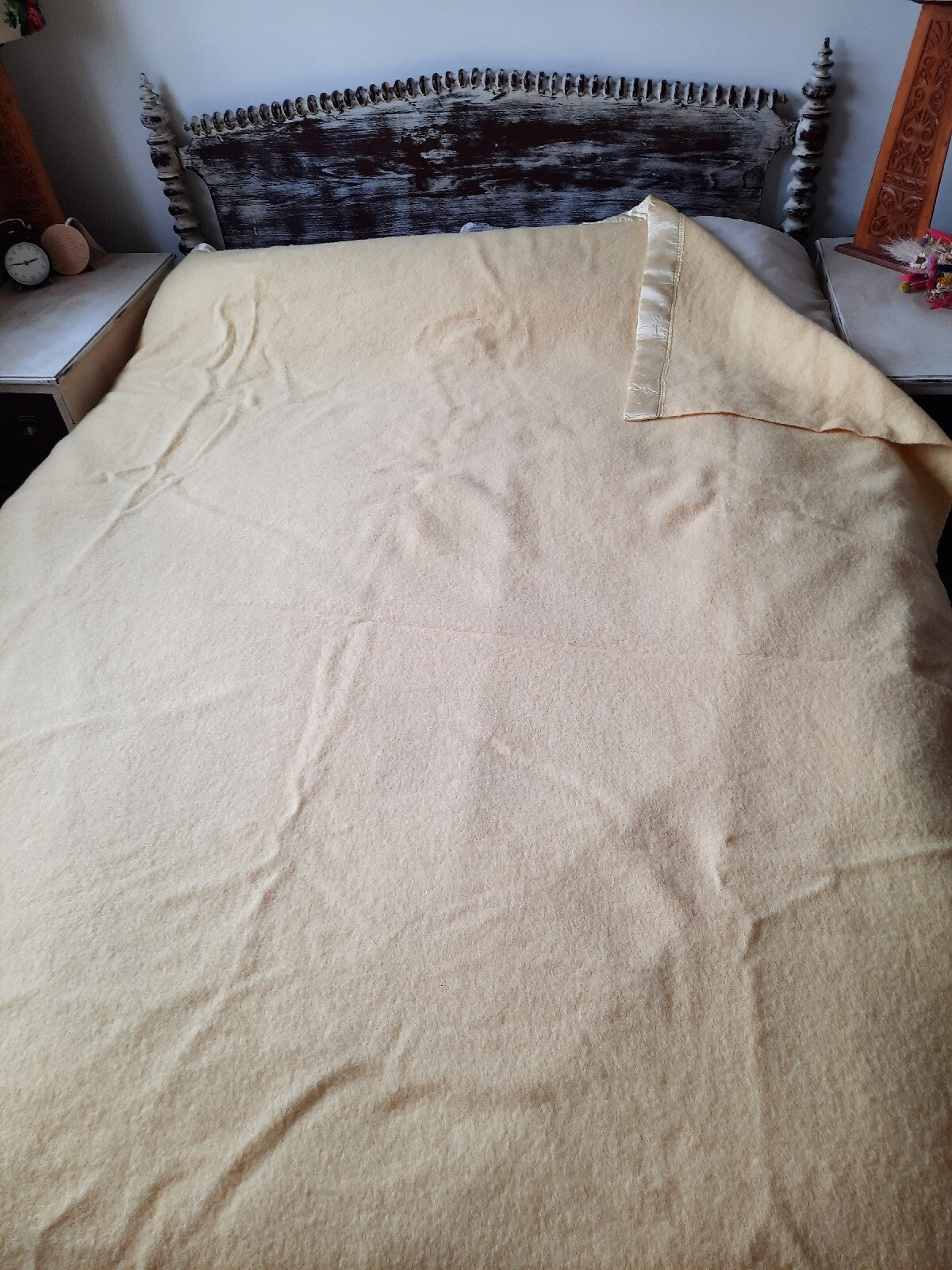 Vintage Wool creamy yellow winter Blanket 177cm x 228cm retro Warm Throw prop 