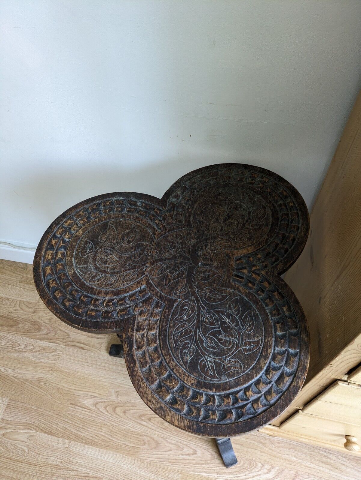 ANTIQUE IRISH DARK OAK SHAMROCK TABLE CLOVER CARVED BOBBIN TRIPOD THREE LEG VTG