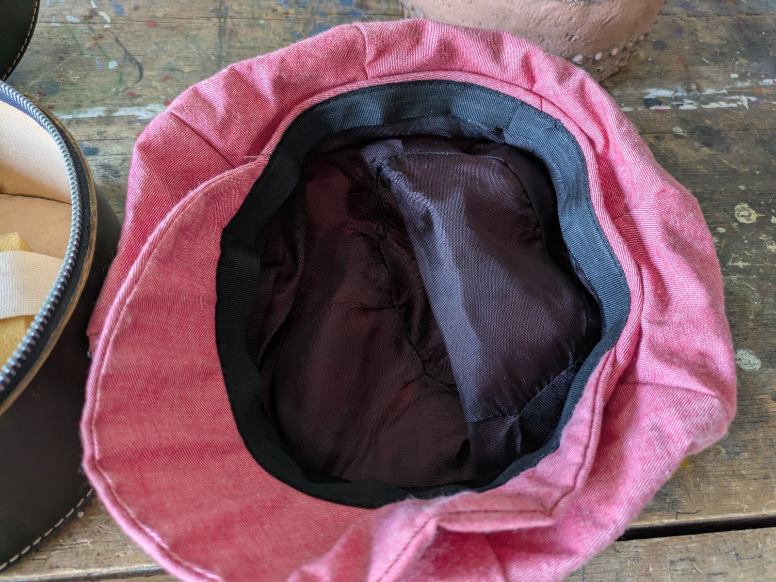 Vintage Art Deco Zip Black Vinyl Hat Case Newspaper Baker Boy Hat Salmon Pink Vg